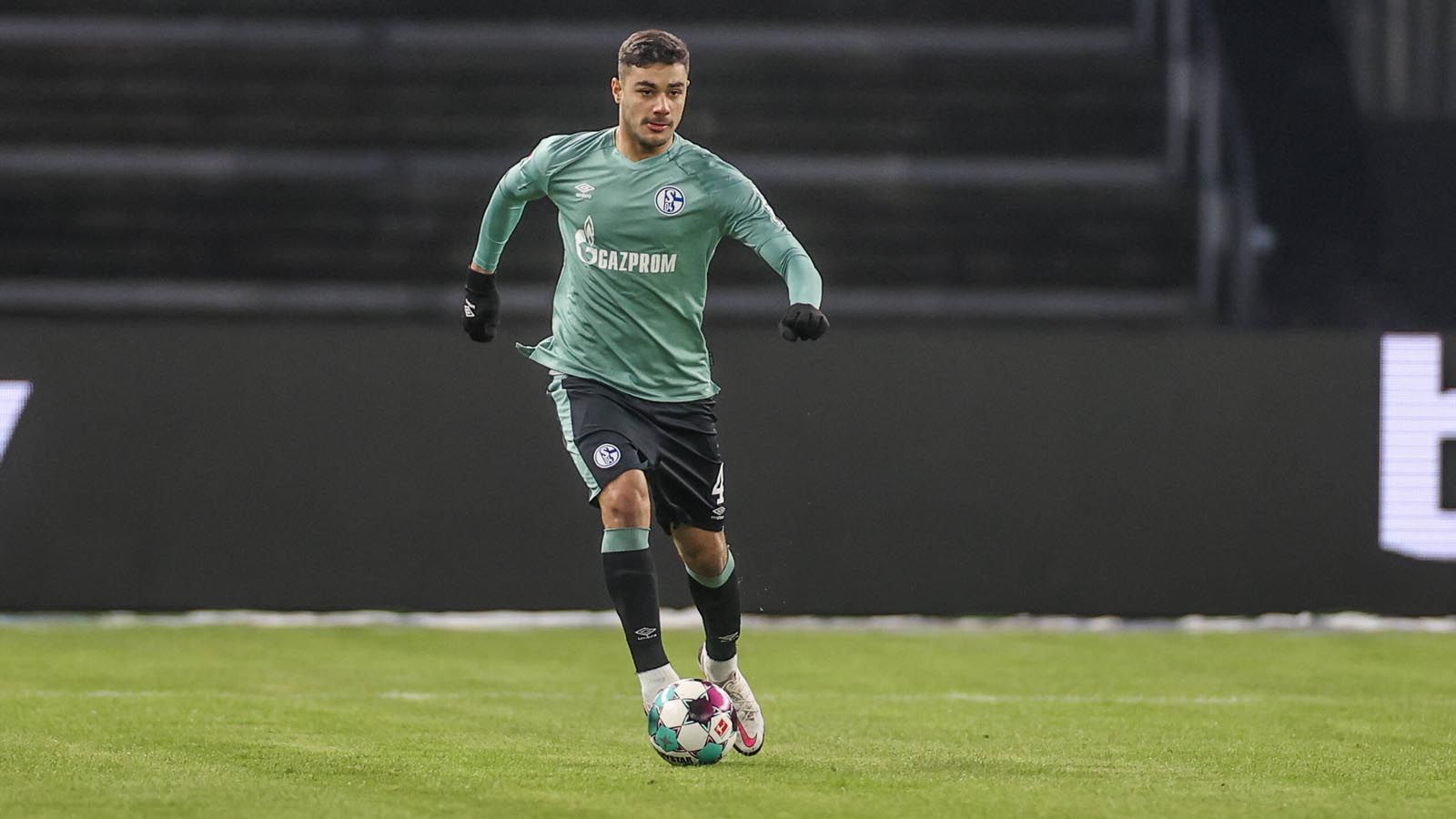 
                <strong>Ozan Kabak (FC Schalke 04)</strong><br>
                Ein möglicher Kandidat hierfür wäre Ozan Kabak von Schalke 04. Der türkische Nationalspieler würde bei einem Schalker Abstieg mit großer Wahrscheinlichkeit nicht mit in die 2. Liga gehen, zu groß ist sein Marktwert und sein Gehaltsanspruch. Dazu hat Kabak schon häufiger seine Klasse unter Beweis gestellt und könnte bei den Fohlen den nächsten Schritt machen, ohne dass die Borussia groß investieren müsste. Es bleibt abzuwarten, inwieweit es im Sommer tatsächlich ein Abwehrdomino geben wird, doch die Möglichkeit war selten so günstig wie in diesem Jahr.
              