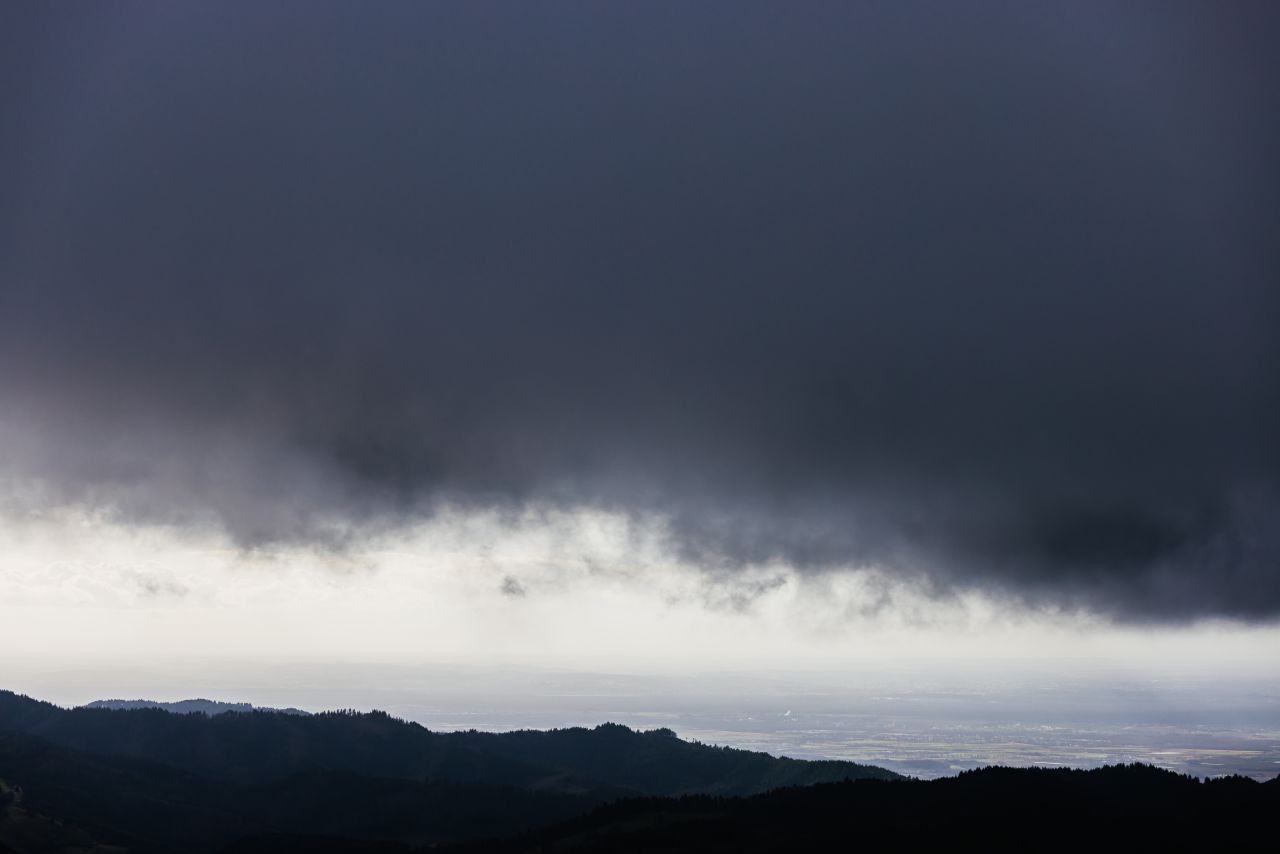 Über den Himmel jagten dunkle Wolken.