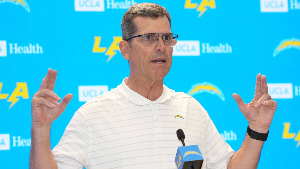 NFL, American Football Herren, USA Los Angeles Chargers Rookie Minicamp May 7, 2025; El Segundo CA, USA; Los Angeles Chargers coach Jim Harbaugh during press conference, PK, Pressekonferenz at The ...