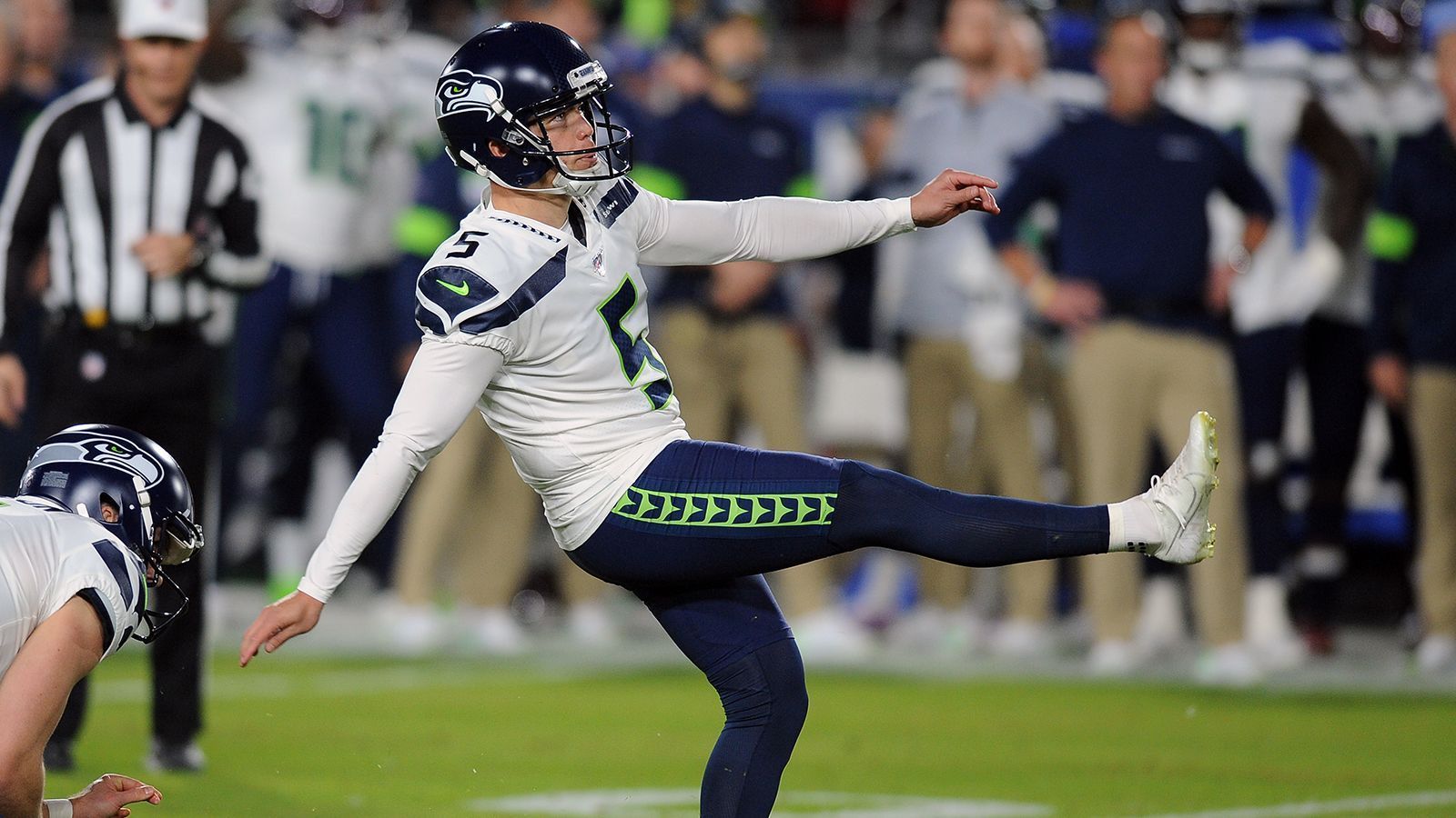 <strong>Jason Myers - 61 Yards</strong><br>Mit seinem 61-Yard-Kracher, der nur Zentimeter hinter der Stange runterkommt, schießt er am 16. November 2020 gegen die Los Angeles Rams das längste Field Goal in der Geschichte der Seahawks und reiht sich in die Top-10 der längsten erfolgreichen Versuche in der NFL ein.
