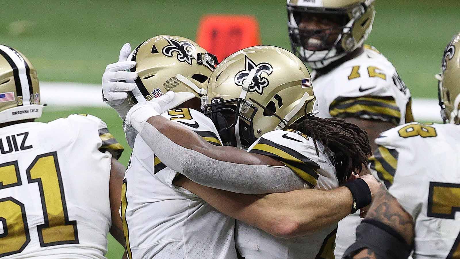 
                <strong>Week 16: Kamara erzielt sechs Touchdowns und stellt Rekord ein</strong><br>
                Auch am 16. Spieltag der NFL ist es wieder Zeit für einen Rekord. Alvin Kamara hat gegen die Minnesota Vikings nicht nur den Division-Titel seiner New Orleans Saints sichergestellt, sondern auch noch einen fast 90-jährigen Rekord eingestellt. Der Running Back erzielte in der Partie sechs Rushing-Touchdowns. Zuletzt gelang dieser Erfolg Ernie Nevers, Ballträger der Chicago Cardinals im Jahre 1929. Neben den sechs Touchdowns lief Kamara auch noch für 155 Yards. Damit hat der Saints-Star in einem Spiel mehr Touchdowns erzielt als, zum Beispiel Ezekiel Elliott, Christian McCaffrey, oder Chris Carson (alle 5) in der gesamten Saison.
              