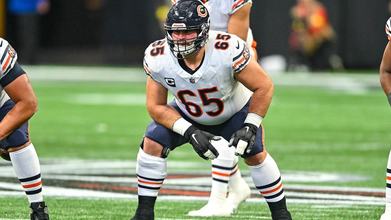 
                <strong>Chicago Bears - Cody Whitehair</strong><br>
                Geldprobleme haben die Chicago Bears nicht. Mit Cody Whitehair hat das Team trotzdem einen Kandidaten für eine Entlassung in seinen Reihen. Das Fachportal "Pro Football Focus" sieht in ihm einen Guard, der nur knapp über dem Mittelmaß der Liga ist. Dafür könnte sein Vertrag zu teuer sein. Durch eine Trennung würde Chicago in der kommenden Saison beinahe zehn Millionen Dollar zusätzlich sparen.&#x2022; Vor dem 1. Juni<br/><br>&#x2022; Nach dem 1. Juni<br/><br>
              