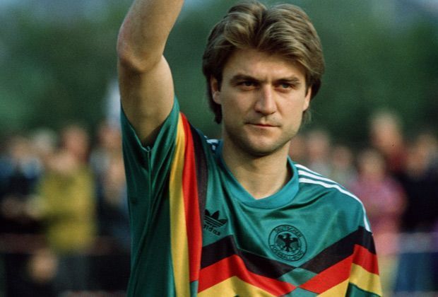 
                <strong>Dietmar Beiersdorfer (01.05.1991)</strong><br>
                Heute ist er Sportdirektor bei Zenit St. Petersburg: Dietmar Beiersdorfer. In seiner aktiven Zeit steht der gebürtige Fürther einmal für die deutsche Nationalmannschaft auf dem Platz - in der EM-Qualifikation gegen Belgien.
              