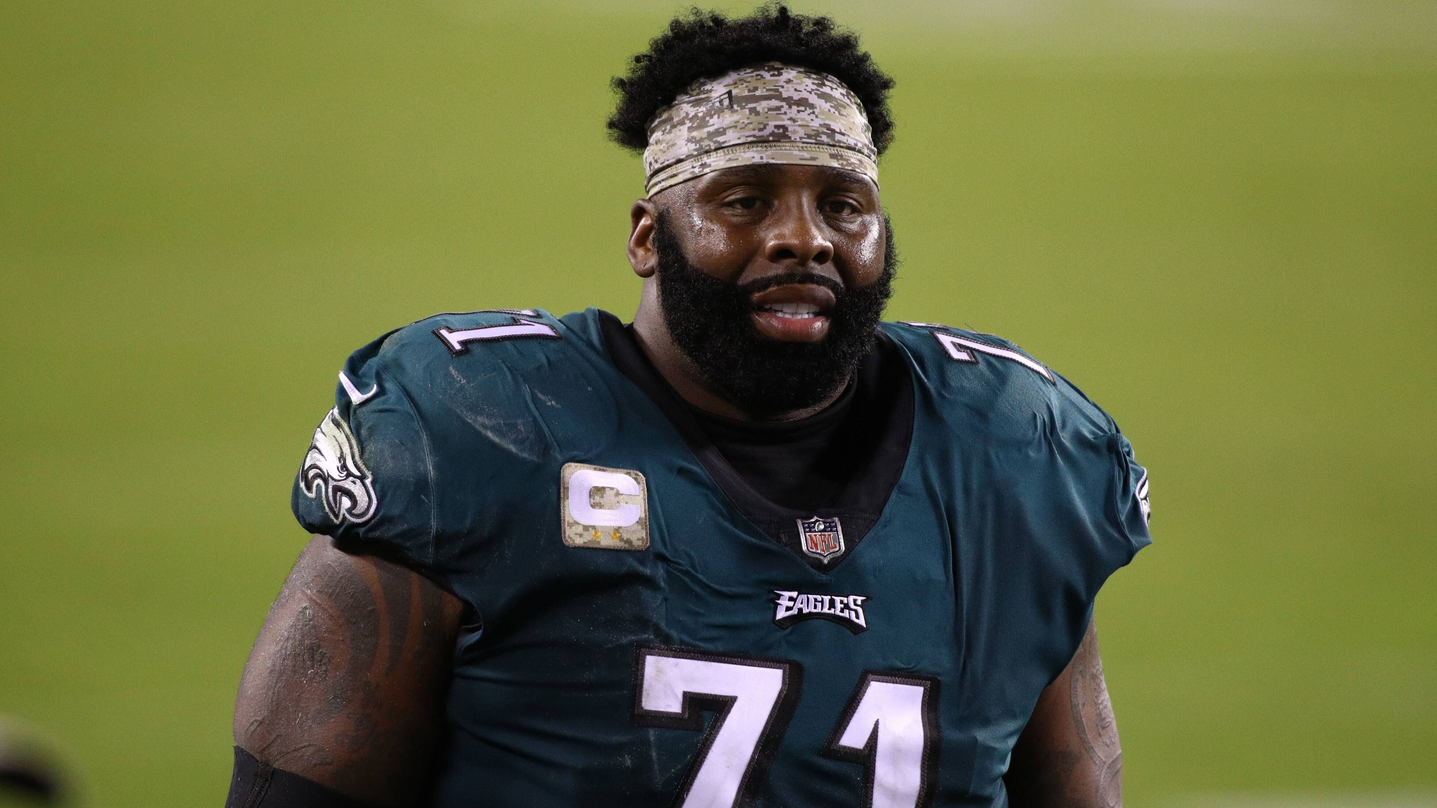 <strong>Jason Peters (Philadelphia Eagles)</strong><br>Nach dem Rücktritt von Tom Brady war Jason Peetrs mit 41 Jahren bereits der älteste aktive NFL-Spieler, auch in den vergangenen Jahren gehörte der Offensive Tackle der Liga weiterhin an. Zuletzt stand er bei den Seattle Seahawks unter Vertrag, mit 43 Jahren und nach 21 Spielzeiten in der NFL zog er jetzt aber endgültig einen Schlussstrich.