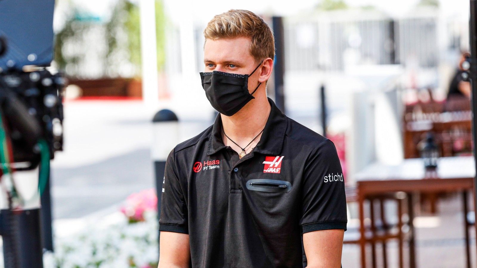 
                <strong>Neue Fahrer</strong><br>
                Mit Mick Schumacher (Bild) und Nikita Masepin hat Haas gleich zwei neue Fahrer in den Cockpits, zudem steigt der Japaner Yuki Tsunoda bei Alpha Tauri ein. Romain Grosjean, Kevin Magnussen und Daniil Kwjat kehren dagegen nicht zurück. Auch die Karriere von Alexander Albon liegt vorerst auf Eis. Einige andere Piloten haben zudem das Team gewechselt. So fährt Carlos Sainz zur neuen Saison beispielsweise für Ferrari und Sergio Perez für Red Bull.
              