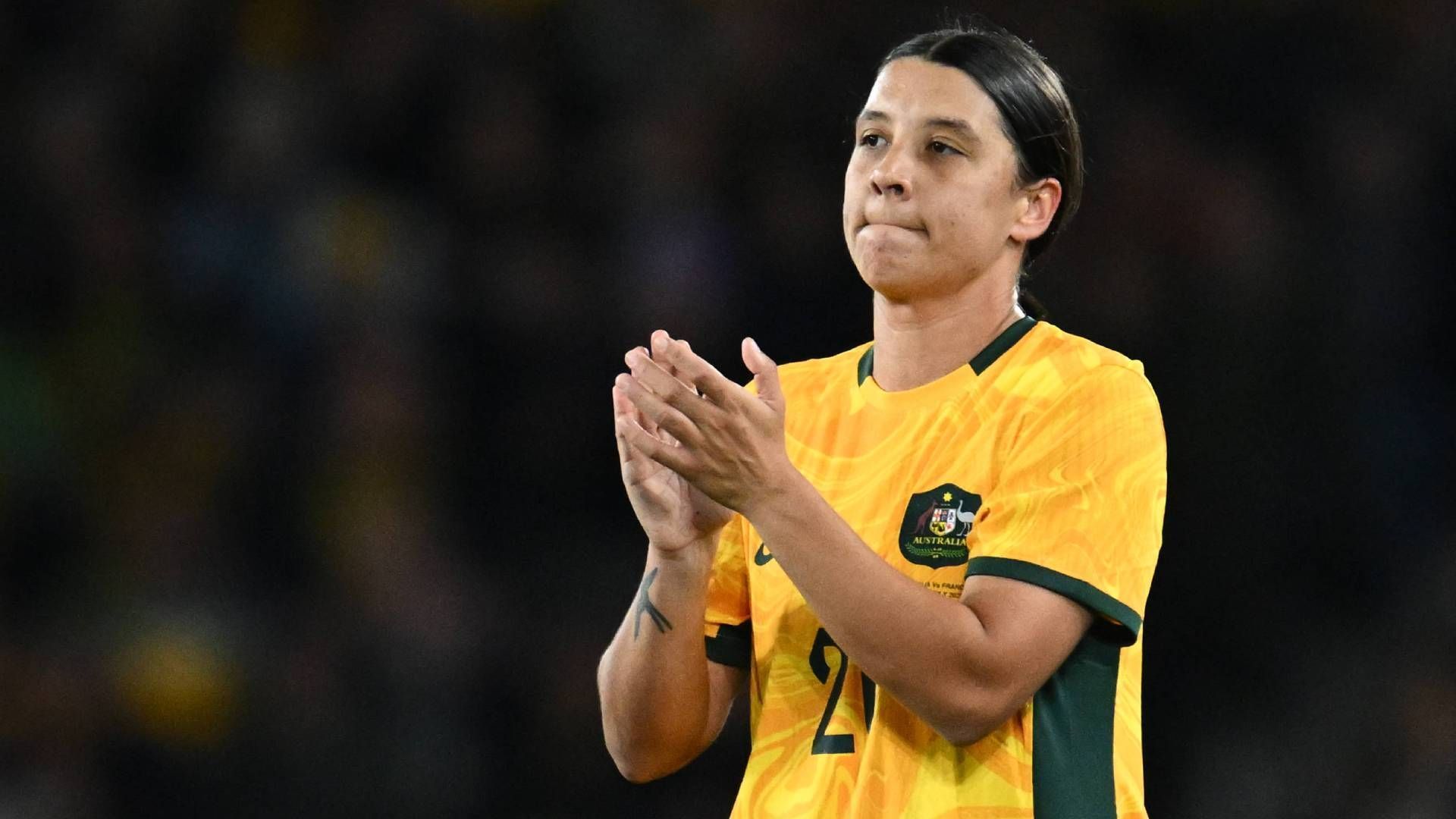 
                <strong>Gruppe B: Australien - Sam Kerr</strong><br>
                Im Team der Australierinnen fällt die Wahl nicht schwer. Und das hat nichts mit der Qualität der übrigen Spielerinnen zu tun, sondern hängt einzig und alleine mit der Ausnahmestellung von Sam Kerr zusammen. Die Kapitänin der "Matildas" - so der Spitzname der zweiten WM-Gastgeberinnen - zählt zu den besten Spielerinnen der Welt. Die 29-Jährige ist einer der Hauptgründe, warum der FC Chelsea die Women's Super League in England seit mehreren Jahren beherrscht. Wie besonders ihre Stellung im Frauenfußball ist, zeigt der Fakt, dass der Spielehersteller "EA Sports" die Stürmerin im September des Vorjahres als Cover-Girl neben Kylian Mbappe für die Spezialausgabe des Videospiels "FIFA 23" auswählte.
              