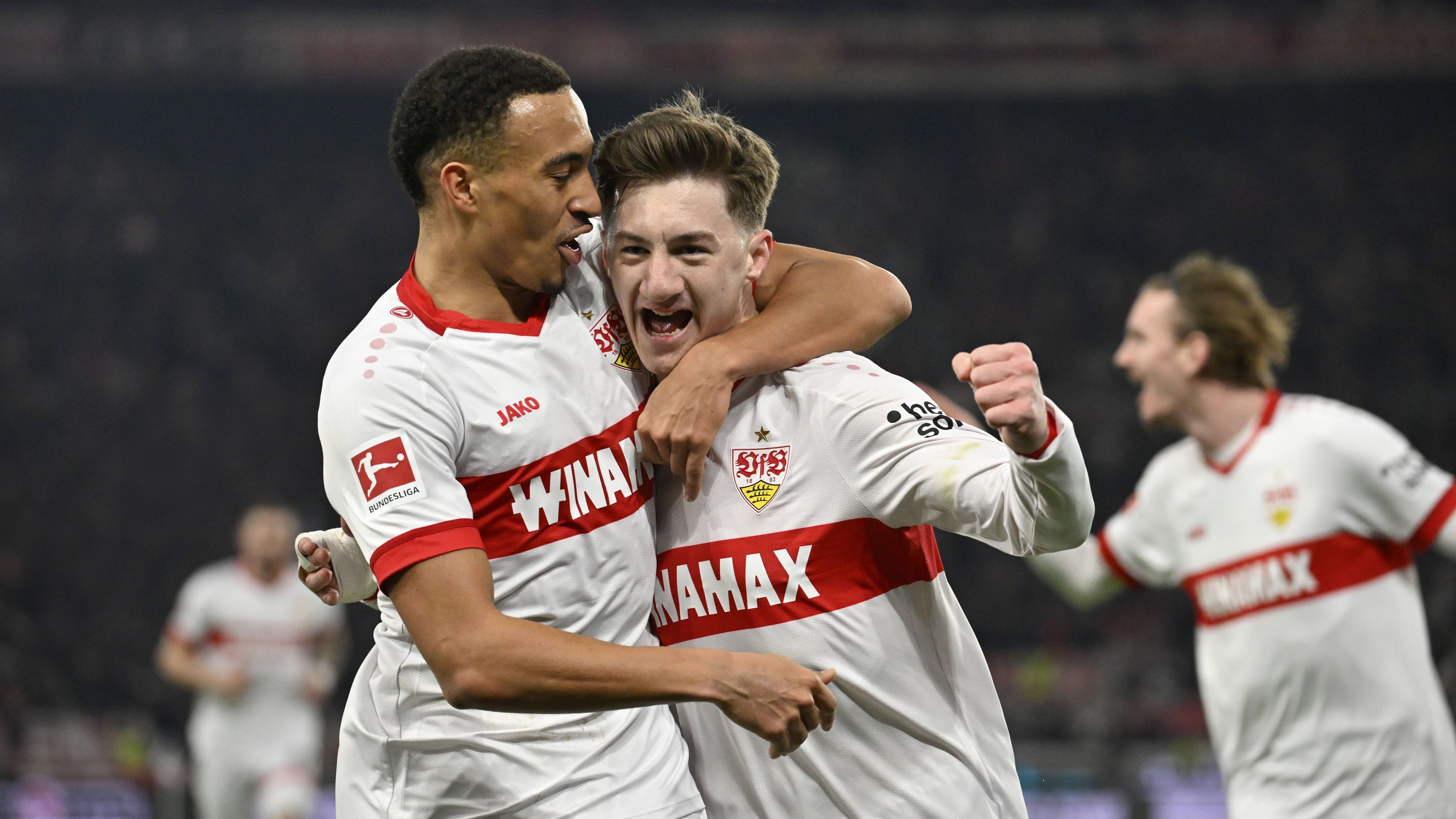 <strong>Angelo Stiller (VfB Stuttgart)</strong><br>Diese Klausel würde aber erst 2026 greifen! Doch nach "Sky"-Informationen soll Stiller nicht an einem vorzeitigen Abgang interessiert sein. Es steht sogar im Raum, dass der VfB Stiller die Klausel für vier Millionen Euro abkaufen möchte. Auch Trainer Sebastian Hoeneß kann sich einen Wechsel nicht vorstellen. "Diese Befürchtung habe ich nicht. Angelo hat mit seiner Verlängerung ein klares Zeichen gesendet, unabhängig davon habe ich nicht das Gefühl, dass er wechseln möchte", gab er im "kicker" an.