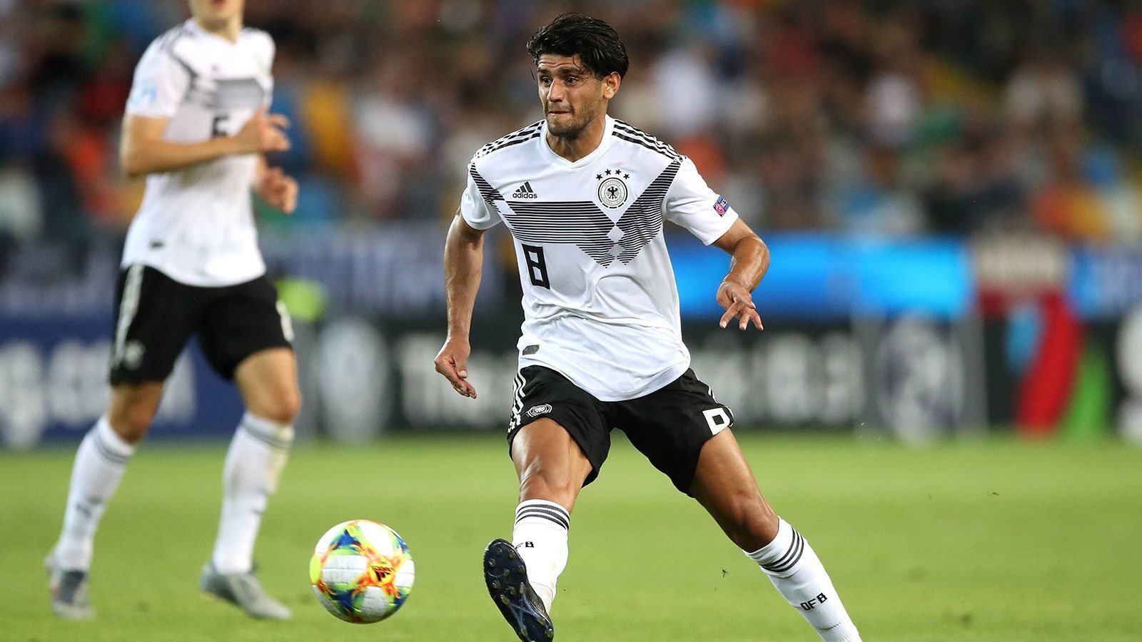 
                <strong>Mahmoud Dahoud</strong><br>
                Bekommt wenig Raum zur Entfaltung im Mittelfeld gegen den eng zustellenden und hoch agierenden Gegner. Taucht lange ab und findet keine Bindung zum Spiel. Schwacher Auftritt des Dortmunders. ran-Note: 5
              