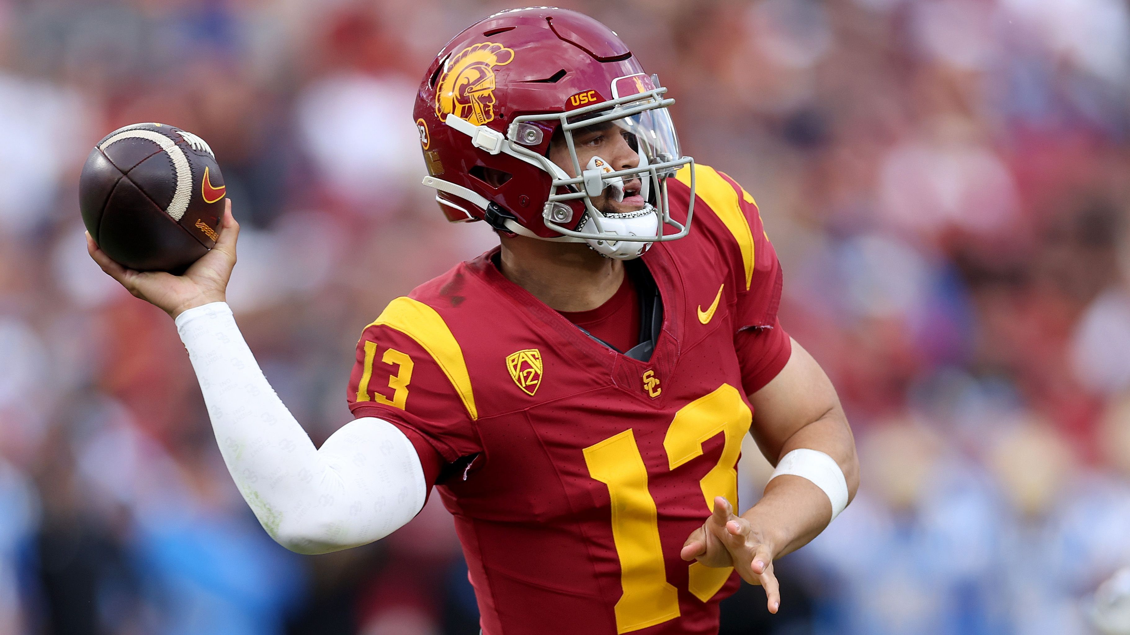 <strong>1. Pick: Chicago Bears (von CAR)</strong> <strong>- QB Caleb Williams (USC)</strong><br>Im ersten Mock Draft war Caleb Williams noch an Stelle zwei, mittlerweile ist jedoch jeder Zweifel, dass er der First Overall Pick wird, beseitigt.