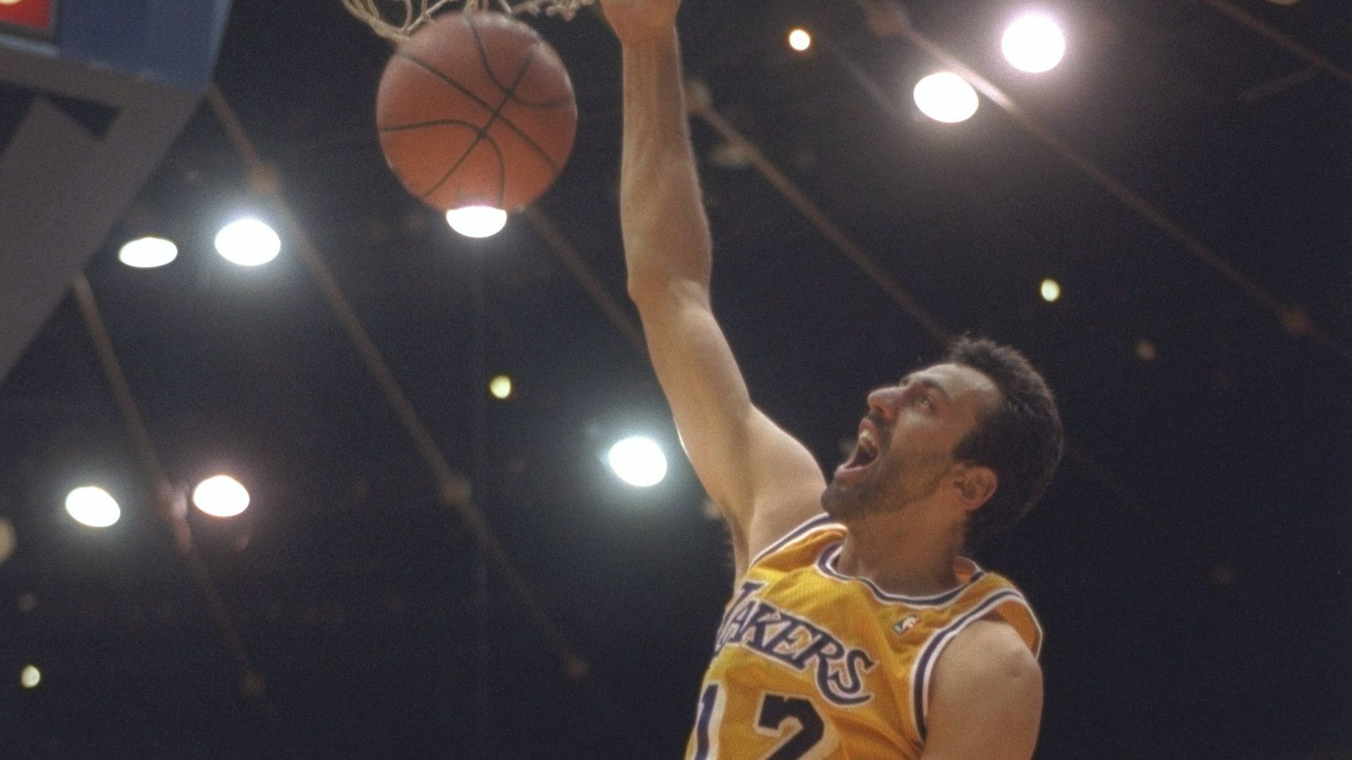 <strong>Vlade Divac (Los Angeles Lakers)</strong><br>Jahr: 1995<br>Gegner: Philadelphia 76ers<br>Statline: 19 Punkte, 12 Rebounds, 8 Assists, 5 Blocks, 5 Steals