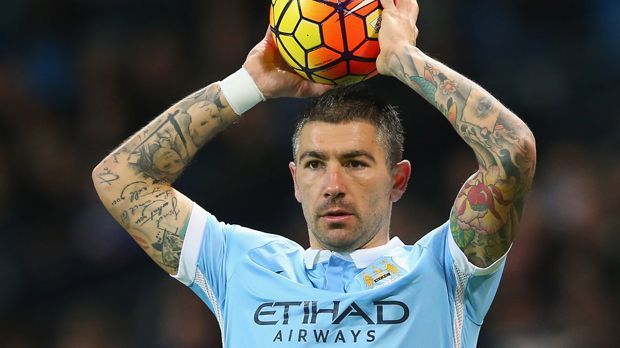 
                <strong>Aleksandar Kolarov (Traktoren)</strong><br>
                Aleksandar Kolarov (Bauer): Fußball-Stars sind dafür bekannt, einen Haufen Geld für teure Autos auszugeben. Bei Kolarov ist das anders: Der Abwehrspieler von Manchester City kaufte zuletzt drei Traktoren für die Farm, die von seinem Bruder und ihm betrieben wird. Offenbar hat der 30-Jährige Nebenerwerbslandwirt mehr Spaß daran, mit dem Traktor über die Felder zu fahren, als mit dem Ferrari über die Straße zu düsen.
              