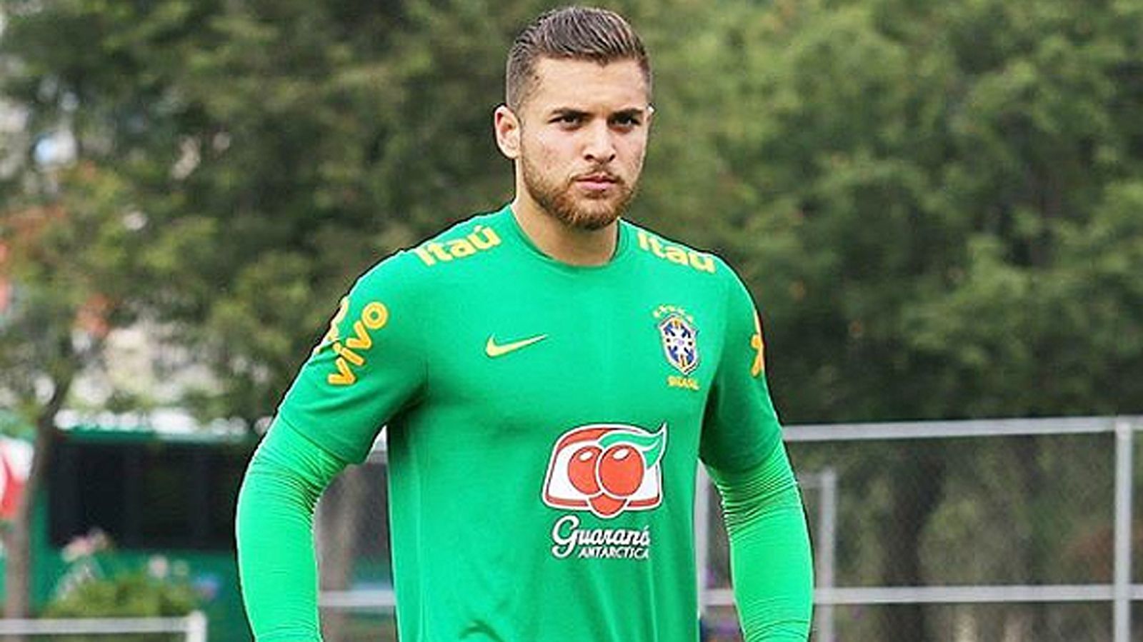 
                <strong>Phelipe Megiolaro (Brasilien)</strong><br>
                Den Namen Phelipe Megiolaro mussten selbst brasilianische Fußball-Insider wohl erst einmal durch diverse Online-Suchmaschinen jagen. Denn der 19 Jahre alte Torhüter hat noch überhaupt keine Profi-Erfahrung. Dennoch nominierte Coach Tite den Schlussmann von Gremio Porto Alegre für die anstehenden Länderspiele gegen Saudi-Arabien und Argentinien. Bereits zuletzt, im September, durfte sich mit Hugo Nogueira ein Nachwuchstorwart von Flamengo Rio de Janeiro in der Selecao vorstellen. Dass allerdings Phelipe Megiolaro angesichts von Konkurrenten wie Alisson (Liverpool) und Ederson (Manchester City) auf Anhieb tatsächlich Einsatzchancen hat, darf durchaus bezweifelt werden.
              