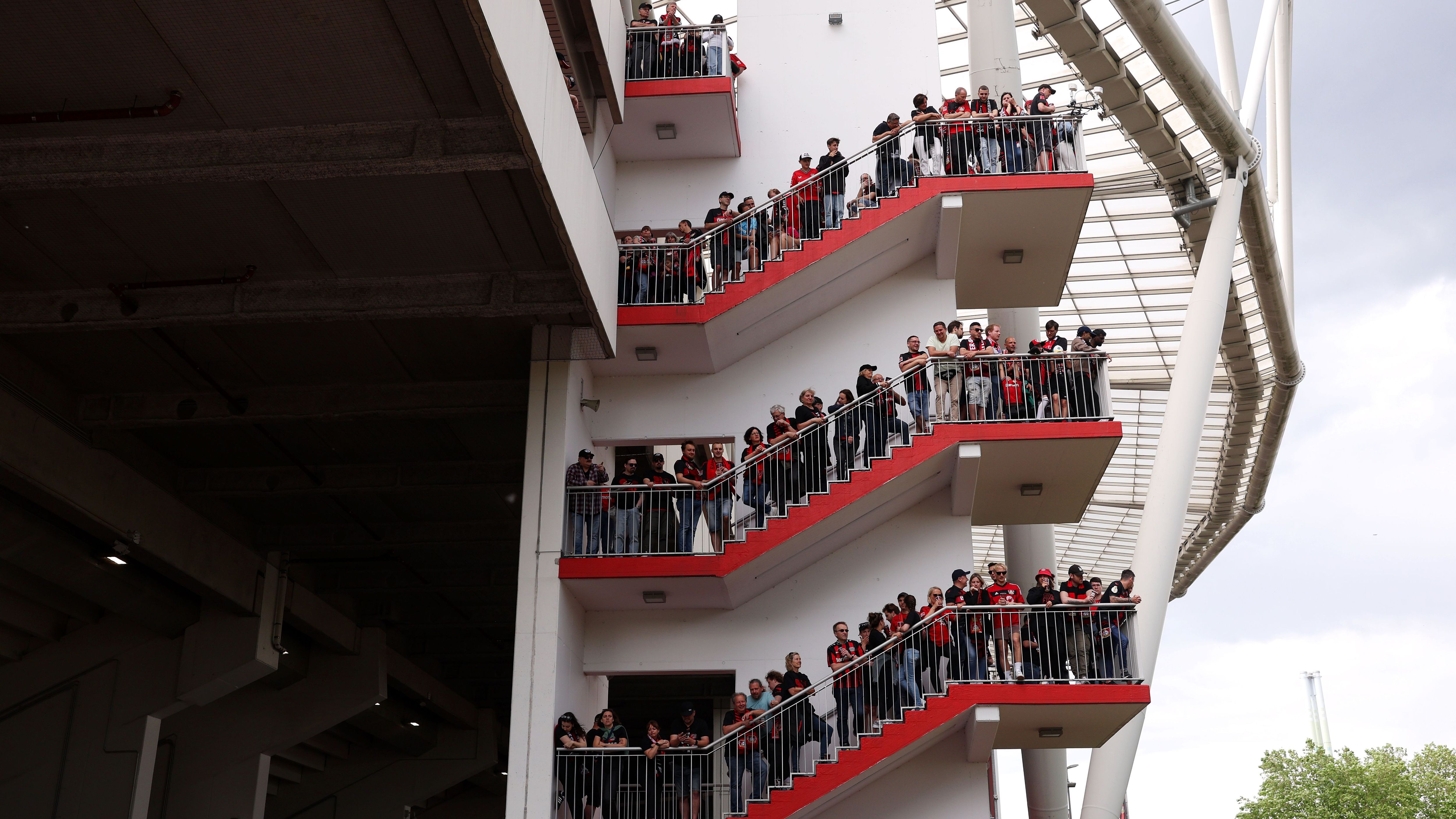 <strong>Bayer Leverkusen feiert den Double-Gewinn</strong><br>Einige Supporter warteten auf den Aufgängen auf den Moment, an dem der Party-Bus die Einfahrt erreichte, um einen ersten Blick auf die ankommende Mannschaft erhaschen zu können.