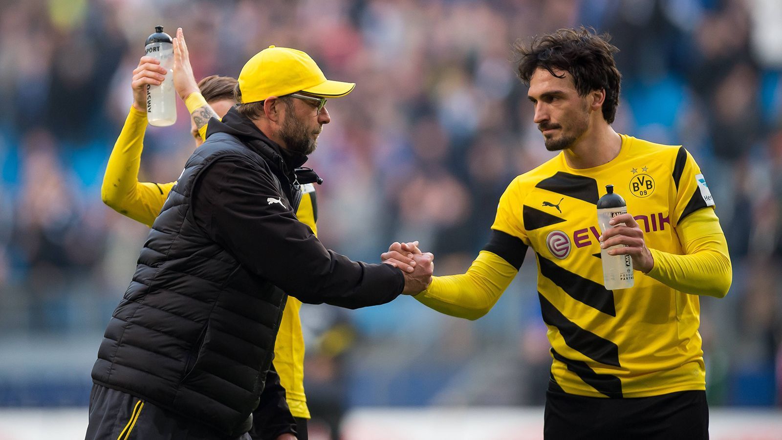 
                <strong>Mats Hummels (Borussia Dortmund)</strong><br>
                Seinen ersten "Big Fish" holte Klopp im Winter 2008 per Leihe zum BVB. Im Sommer 2009 wird Mats Hummels für gerade einmal 4,2 Mio fest verpflichtet. Euro vom FC Bayern nach Dortmund. Zwei Jahre später werden Trainer und Abwehrchef Deutscher Meister. Ein wahrer Glücksgriff!
              