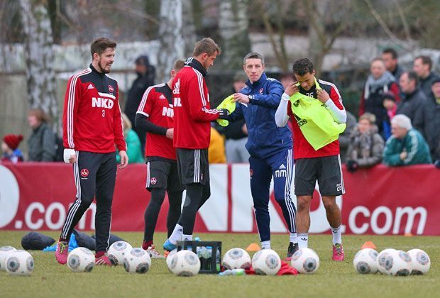 
                <strong>Magic Mintal</strong><br>
                Auch beim Sieglos-Club 1. FC Nürnberg wird wieder fleißig trainiert. Co-Trainer Marek Mintal gibt die Richtung vor, damit es noch mit dem ersten Dreier klappt
              