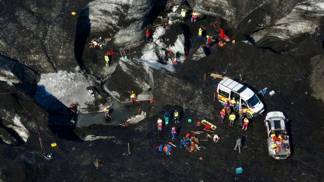 Die Polizei in Island hat die Suche nach den Touristen in einer Eishöhle abgeschlossen.