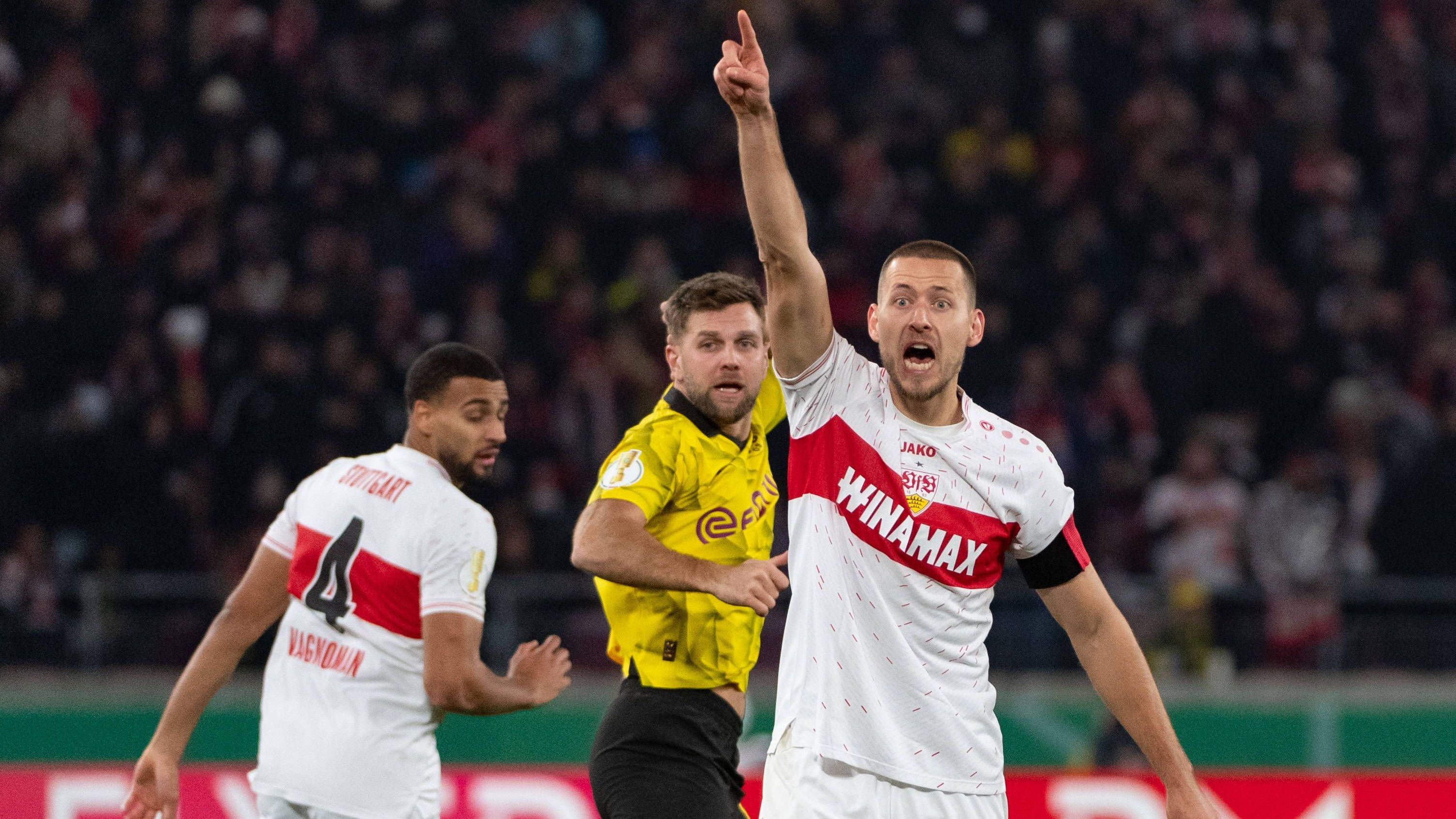 <strong>Waldemar Anton (VfB Stuttgart)</strong><br>Neben Stürmer Guirassy soll der BVB laut "Sport Bild" übrigens noch bei einem weiteren VfB-Profi die Ausstiegsklausel ziehen wollen. Innenverteidiger Waldemar Anton ist demnach für 22,5 Millionen Euro zu haben - und Dortmund soll zugeschlagen haben. Der Transfer, obgleich noch ohne offizielle Bestätigung, gilt als fix.