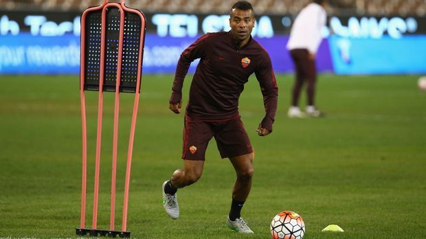 
                <strong>Ashley Cole</strong><br>
                Ashley Cole: Ashley Cole wechselt in die USA. Nachdem der Linksverteidiger vor kurzem seinen Vertrag bei AS Rom aufgelöst hatte, unterschreibt er jetzt einen Vertrag bei LA Galaxy. "Er kann unsere Defensive mit wertvoller Erfahrung bereichern", sagte Trainer Bruce Arena bei der Vorstellung des 35-Jährigen. In Los Angeles trifft er auf seinen ehemaligen Nationalmannschafts-Kollegen Steven Gerrard.
              