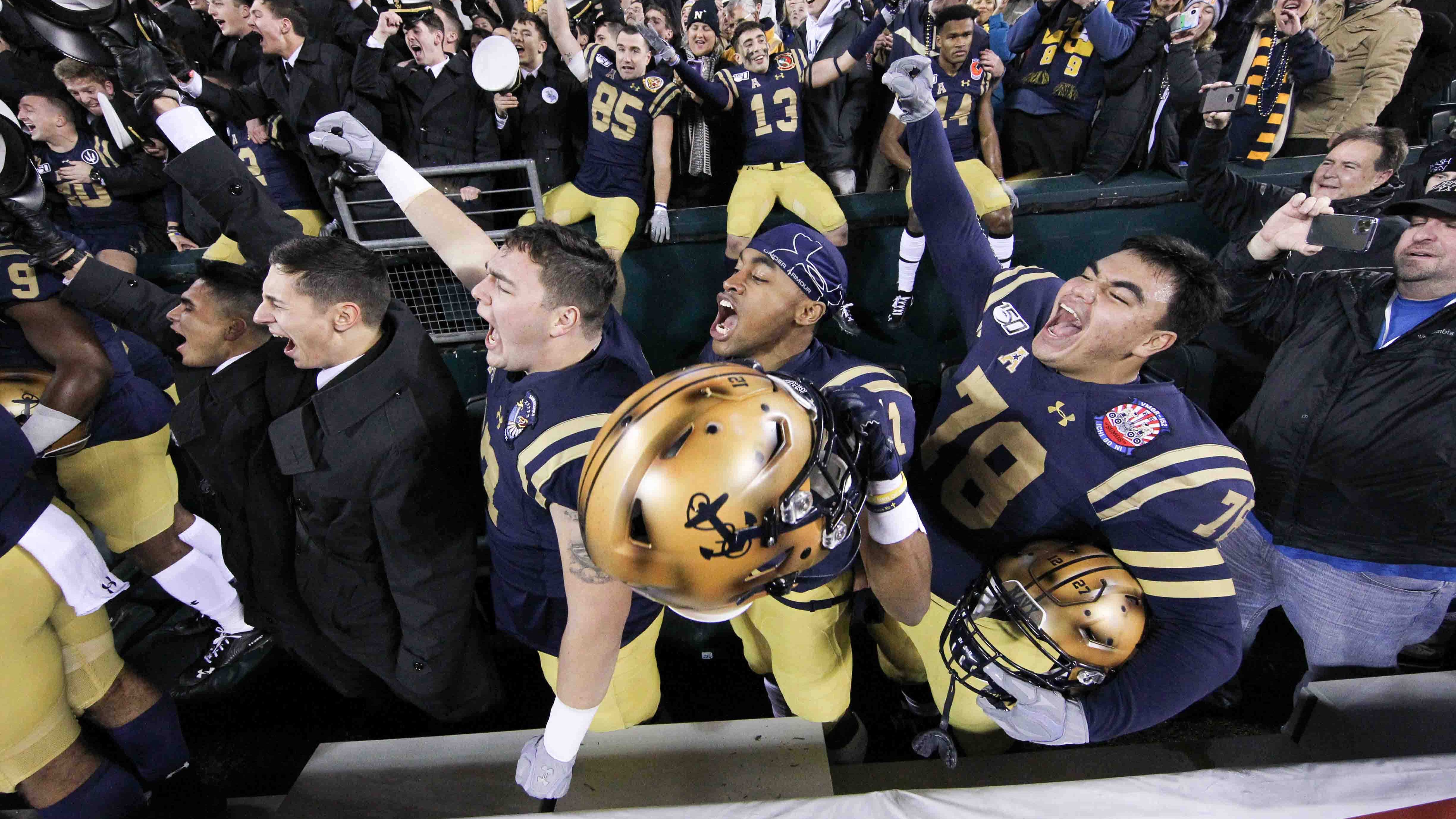 
                <strong>Ein Sieg rettet oder ruiniert die ganze Saison</strong><br>
                Auch deshalb gehören beide Teams eigentlich nie zu den wirklich starken Teams im College Football. Während die Army Black Knights keiner Conference angehören, spielen die Navy Midshipmen in der AAC. Wichtig ist das aber nicht, denn: Das einzige Spiel, welches in der Saison zählt, ist das direkte Duell gegeneinander. Ein Sieg und die Saison ist eine gute. Bei einer Niederlage war es ungeachtet der anderen Ergebnisse eine zum Vergessen. 
              