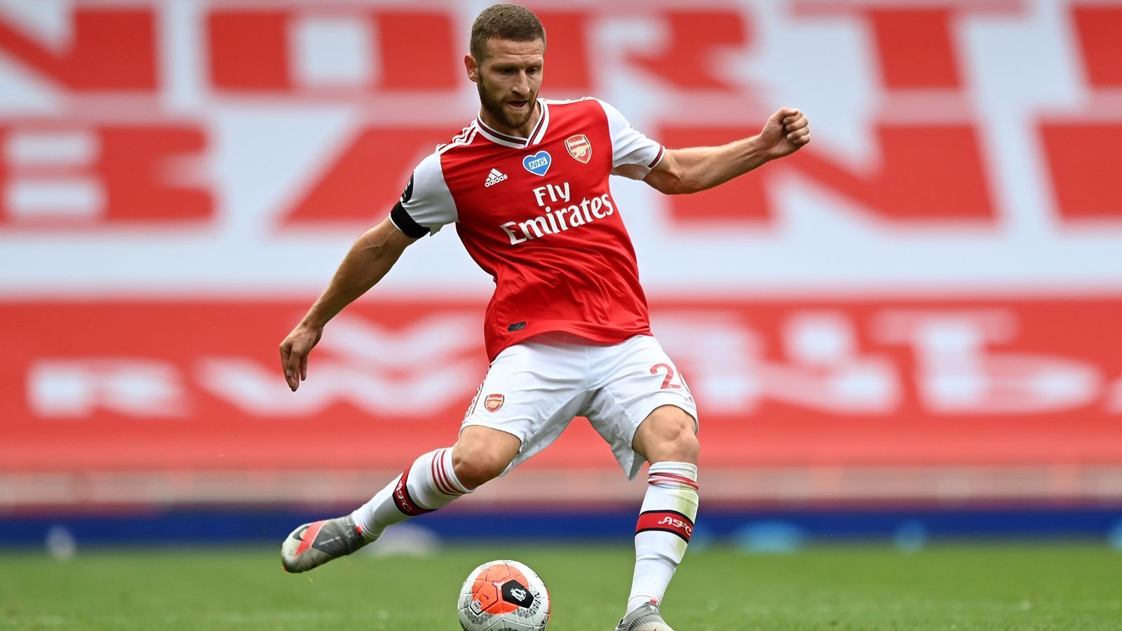 
                <strong>Shkodran Mustafi (FC Arsenal)</strong><br>
                Löst ein deutscher Weltmeister die Personal-Probleme von Jürgen Klopp? Liverpool sucht aufgrund der schweren Verletzungen von Virgil van Dijk und Joe Gomez auch kurz vor Toresschluss am Winter-Transfermarkt immer noch nach einem Ersatz. Laut "Sky Sports" soll Arsenals Shkodran Mustafi ein Kandidat beim amtierenden Meister sein. Der Vertrag des 28-Jährigen läuft im Sommer 2021 aus, daher soll er dem Bericht nach für eine geringe einstellige Millionensumme zu haben sein, da er bei den "Gunners" ohnehin nur noch Ergänzungsspieler ist. Laut "ESPN" führt eine andere Liverpool-Spur in die MLS. Aaron Long von den New York Red Bulls gilt demnach ebenfalls als möglicher Kandidat bei den "Reds".
              