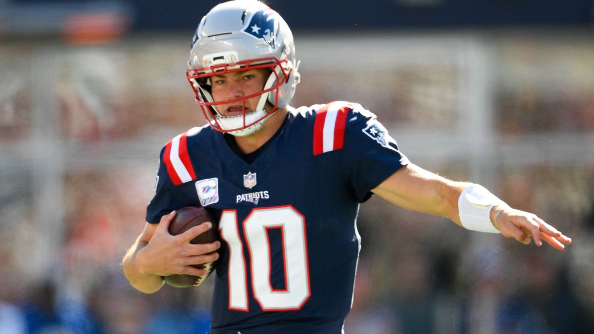 October 26, 2025; Foxborough, Massachusetts, USA; New England Patriots quarterback Drake Maye (10) runs with the ball during the first half of the game between the Cleveland Browns and the New Engl...