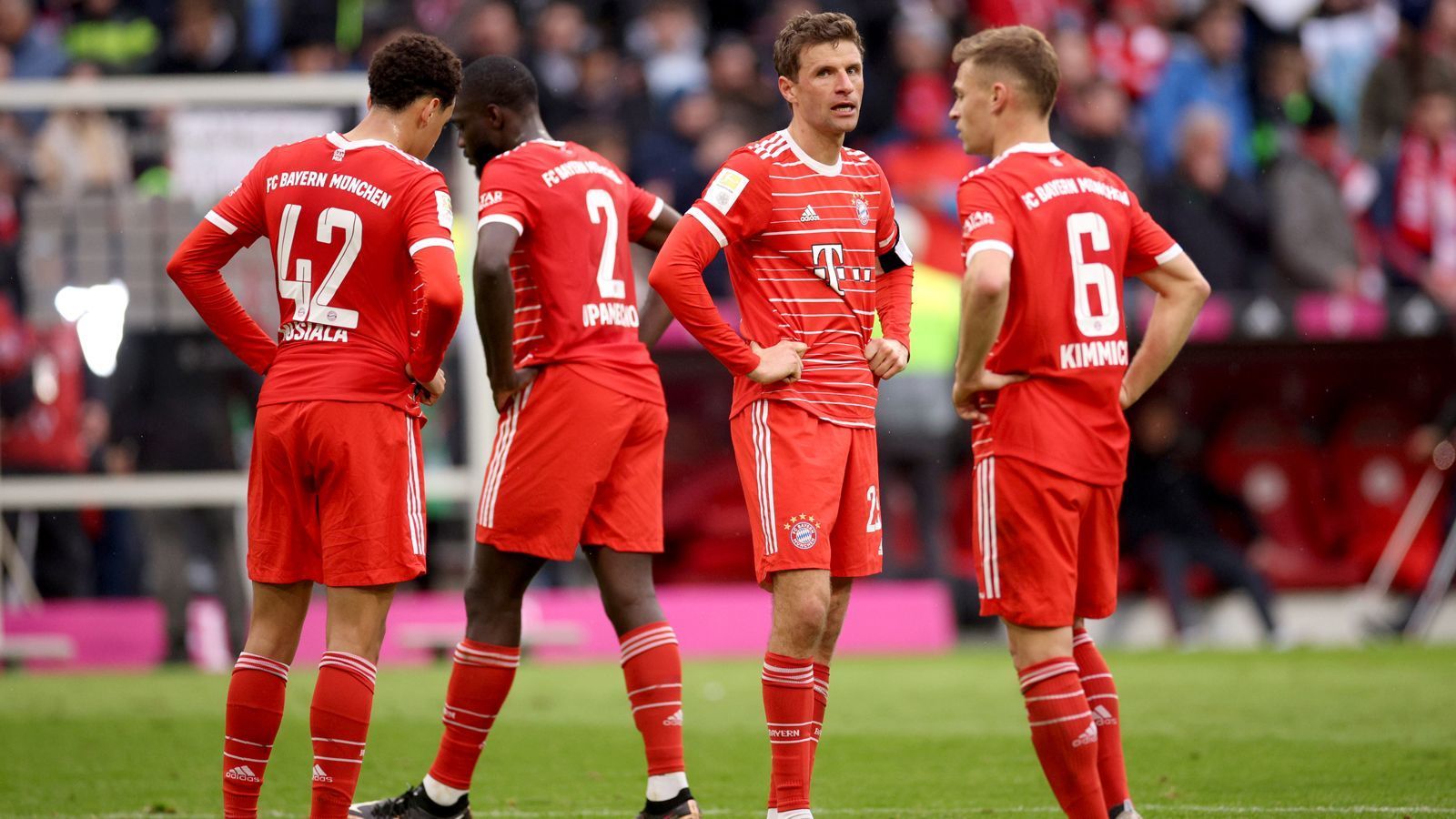 
                <strong>Platz 8: FC Bayern München</strong><br>
                Der FC Bayern hat sich innerhalb weniger Tage mehr oder weniger sicher um zwei mögliche Titel gebracht. Nach dem DFB-Pokal-Aus zuhause gegen Freiburg setzte es im Viertelfinal-Hinspiel der Königsklasse bei ManCity eine klare 0:3-Niederlage. Ein Ergebnis, dass die Elf von Coach Thomas Tuchel in der aktuellen Verfassung wohl nur mithilfe eines Fußball-Wunders noch aufholen kann. Nicht mal die Generalprobe in der Bundesliga vor dem Rückspiel macht Hoffnung, denn gegen Hoffenheim gab es ein enttäuschendes 1:1. Alles Andere als das Champions-League-Aus des deutschen Rekordmeisters gegen City wäre daher doch eine riesengroße Überraschung. 
              