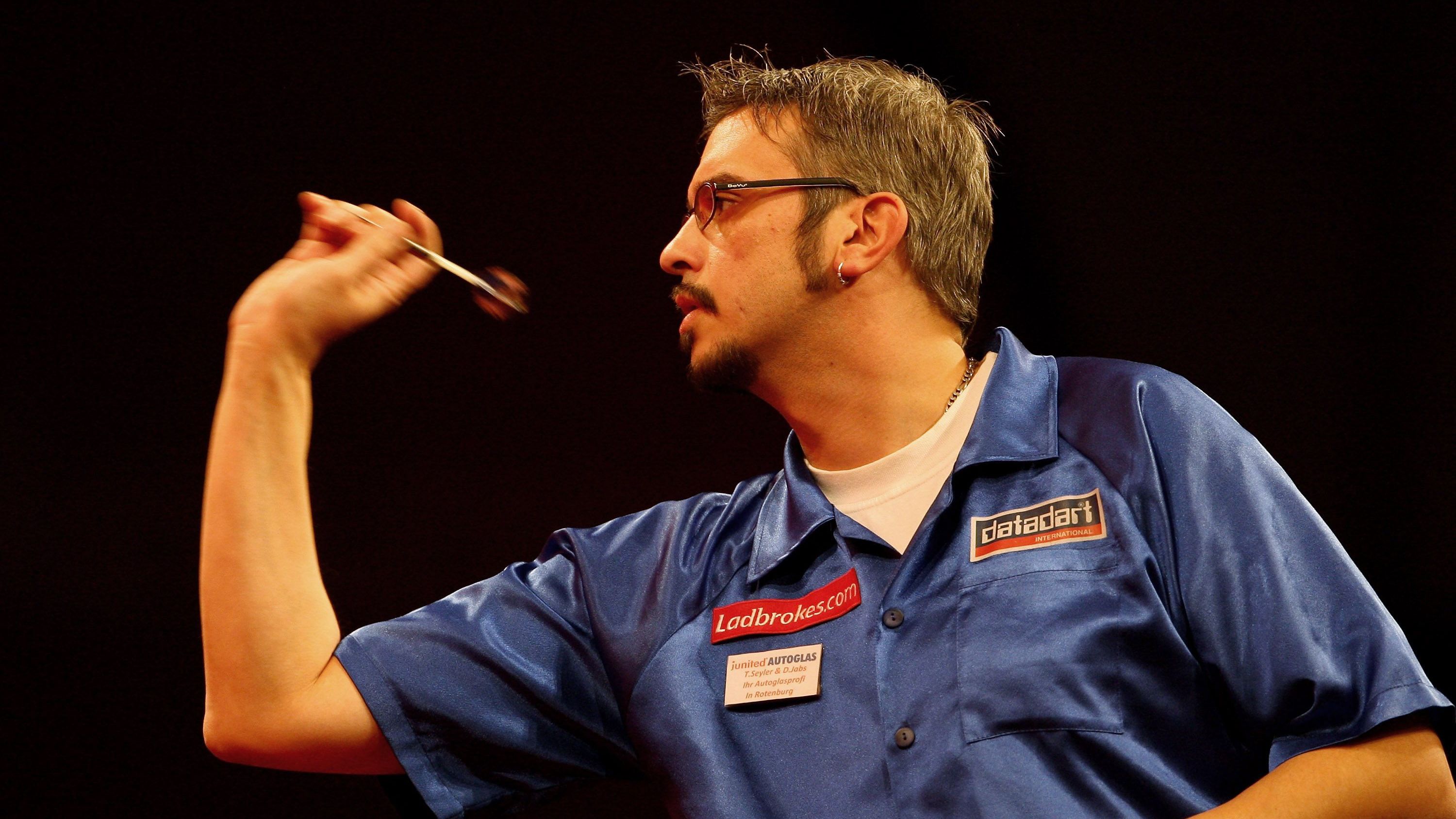 <strong>Tomas Seyler</strong><br> "Shorty" Seyler startete vier Mal bei der WM und war mit Welge 2006 der erste Deutsche bei der PDC-Weltmeisterschaft. Seine Teilnahmen: 2006, 2007, 2010, 2014. In der ersten Runde bezwang Seyler 2006 den Schotten Jamie Harvey, schied dann aber aus. Seine WM-Bilanz 1:4.