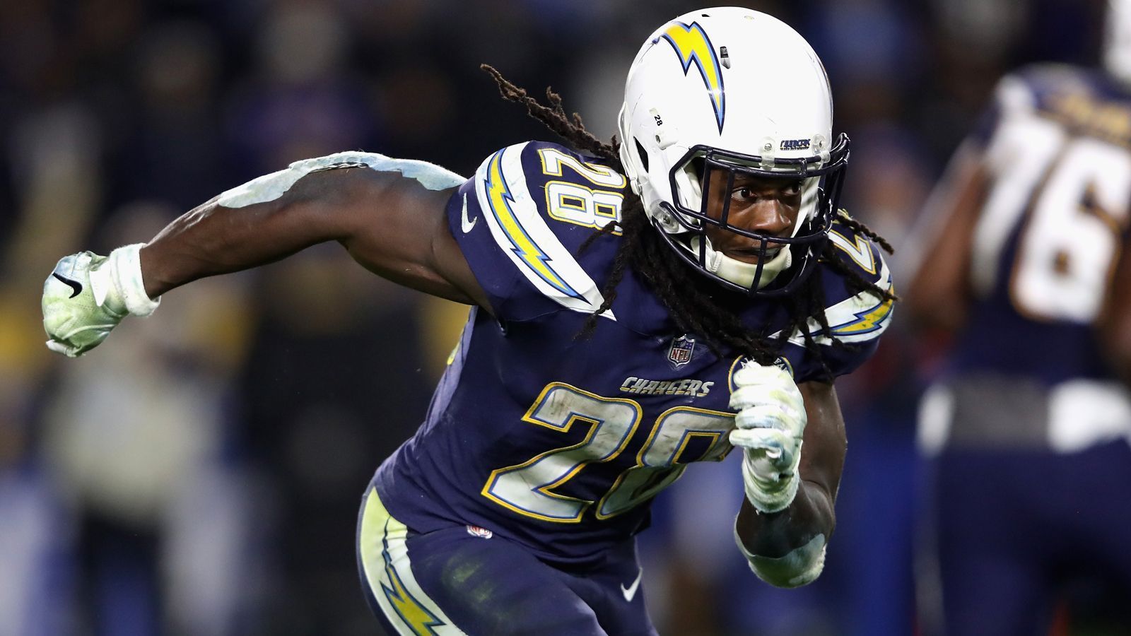 
                <strong>2019: Melvin Gordon</strong><br>
                Melvin Gordon gehörte seinerzeit zu den vielversprechendsten Running Backs der Liga. 2019 forderte er von den Los Angeles Chargers eine Vertragsverlängerung. Einigen konnten sich Gordon und die Franchise allerdings nicht. Ein Jahr später wechselte der heute 30-Jährige zu den Denver Broncos und unterschrieb dort einen Zweijahresvertrag über 16 Millionen US-Dollar. Noch ein Jahr zuvor hätte er bei den Chargers einen deutlich länger laufenden Kontrakt bekommen können. Zwar lieferte Gordon in der "Mile High City" zwei gute Spielzeiten ab, in der vergangenen Saison kam Gordon dann allerdings nur noch auf zehn Einsätze und wurde Ende November 2022 entlassen.
              