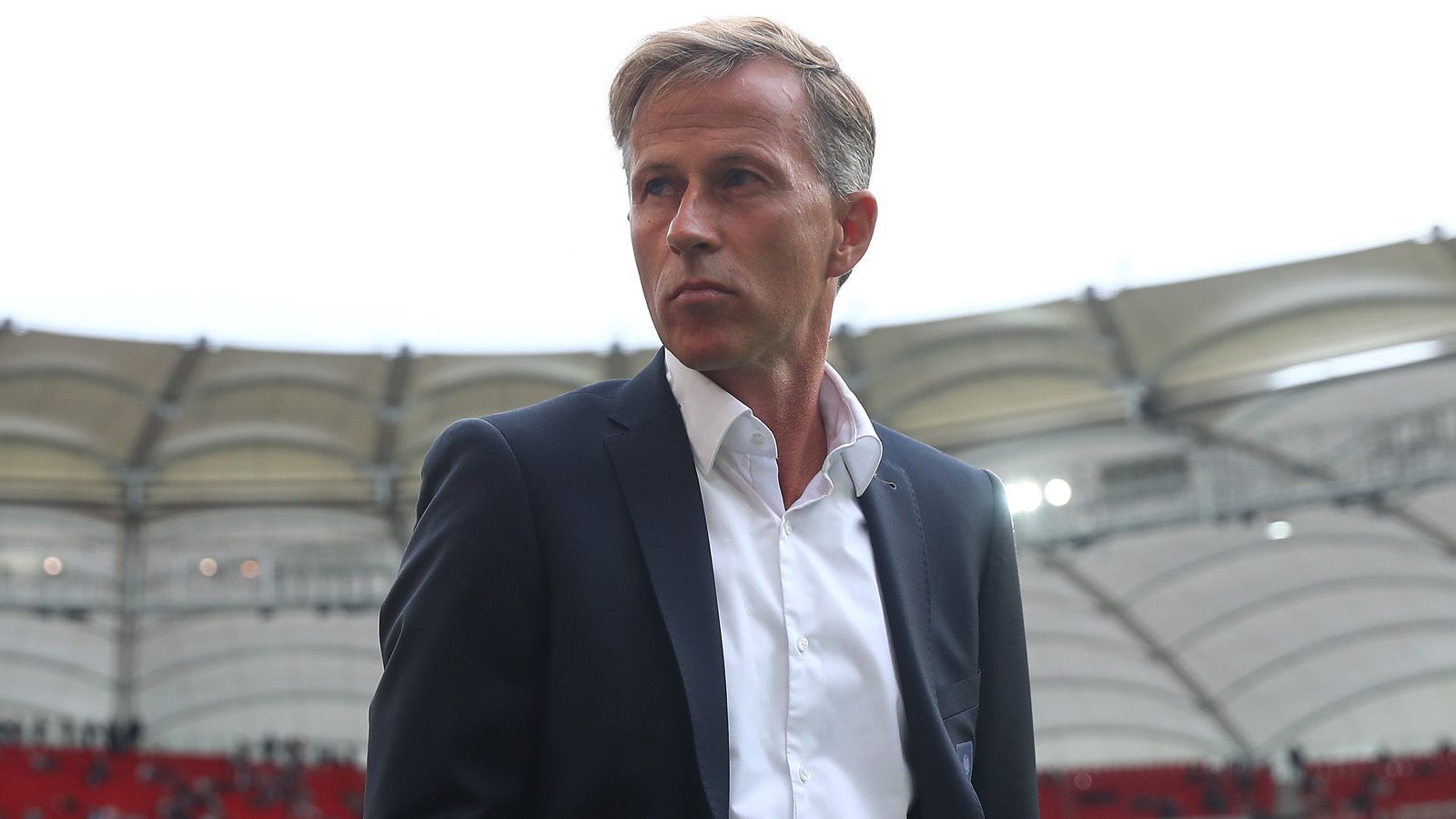 
                <strong>Andries Jonker (VfL Wolfsburg, FC Bayern München) </strong><br>
                Sein Trainerdebüt in der Bundesliga feierte Andries Jonker bei keinem geringeren Verein als Rekordmeister Bayern München. Nach der Entlassung von Louis van Gaal im April 2011 übernahm Jonker als bisheriger Co-Trainer des Tulpengenerals die Mannschaft als Interimscoach für die letzten fünf Bundesligapartien. Im Februar 2017 kehrte der Niederländer dann als Cheftrainer beim VfL Wolfsburg in die Bundesliga zurück. Dass er die Wölfe in der Relegation vor dem Abstieg bewahrte, half ihm nur vier Monate später nicht mehr weiter. Der VW-Klub feuerte Jonker, der in saisonübergreifend 19 Bundesligapartien durchschnittlich 1,47 Punkte holte. Sein Nachfolger wurde der Schweizer Martin Schmidt. 
              