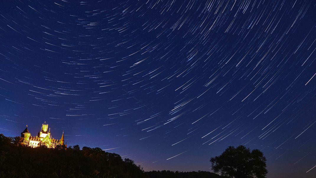 Durchgedreht: Mit Hilfe von Langzeit- und Mehrfachbelichtung, ist es möglich, die Spur der Sterne am Nachthimmel zu zeigen. Durch die Erdrotation wirkt es, als ob sie wandern. Das Phänomen nennt sich der „Startrail-Effekt“. Das Foto zeigt die Marienburg auf dem Marienberg bei Nordstemmen in Südniedersachsen.