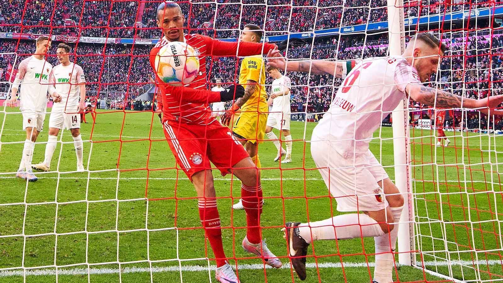 
                <strong>Leroy Sane</strong><br>
                Wackelt zu Beginn ein wenig mit kleinen glücklosen Aktionen, steckt in der 14. Minuten aber herrlich auf Gnabry durch und ist danach durchgehend bemüht. Initiiert den vierten Münchner Treffer selbst und verschafft sich dabei angemessen deutlich Platz und Respekt. Gut so! Kommt immer wieder in gute Positionen, lässt aber den letzten Punch vermissen. Aber: Der Wille stimmt! ran-Note: 2
              