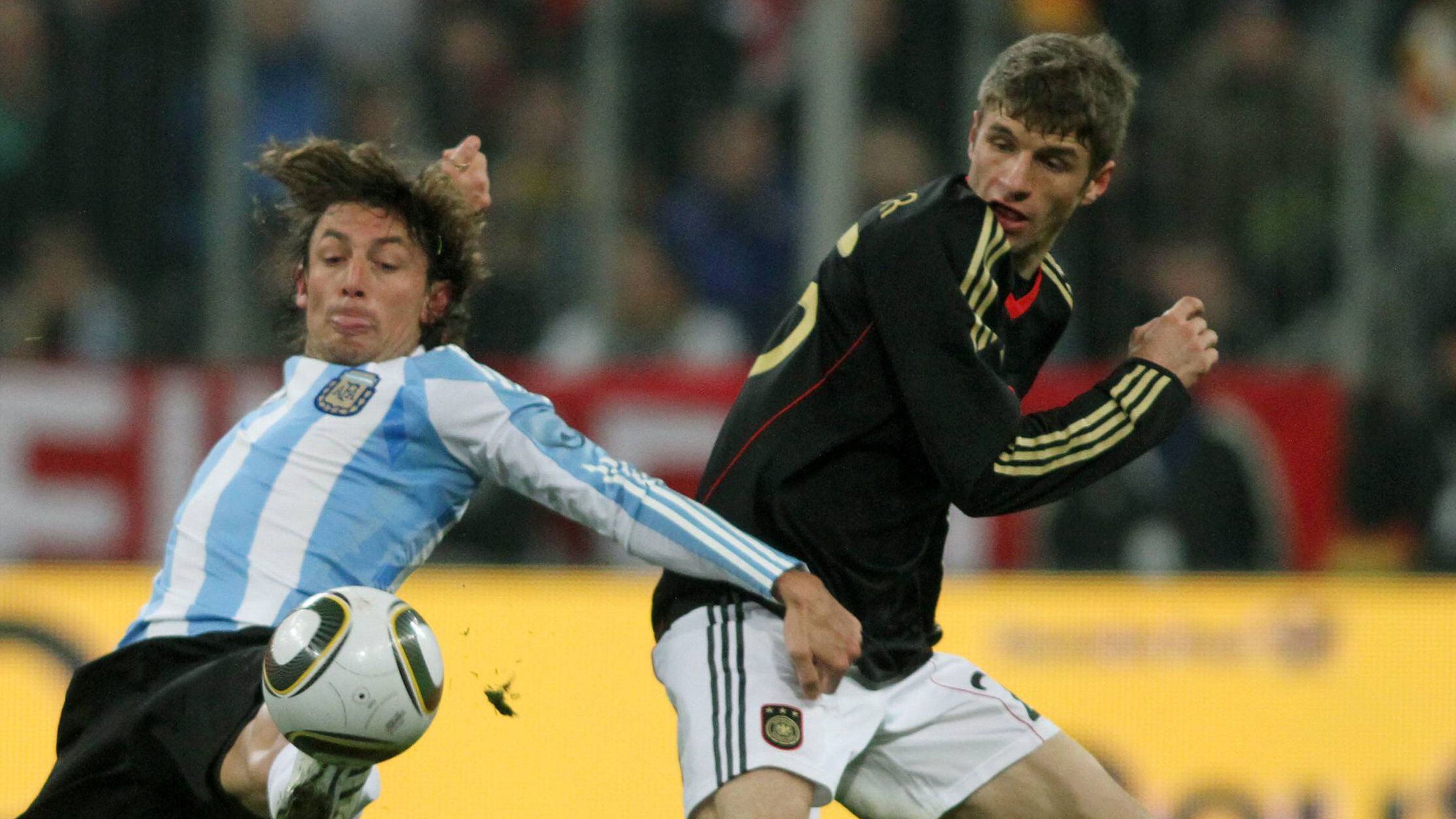 <strong>Alle Duelle zwischen Müller und Messi</strong><br>Das erste Mal standen Messi und Müller (r.) am 3. März 2010 gemeinsam auf einem Fußballplatz. Das Freundschaftsspiel in der Allianz Arena gewann Argentinien mit 1:0 gegen Deutschland, auf der Pressekonferenz nach dem Spiel erkannte Argentiniens Nationaltrainer Diego Maradona Müller nicht und hielt ihn für einen Balljungen...