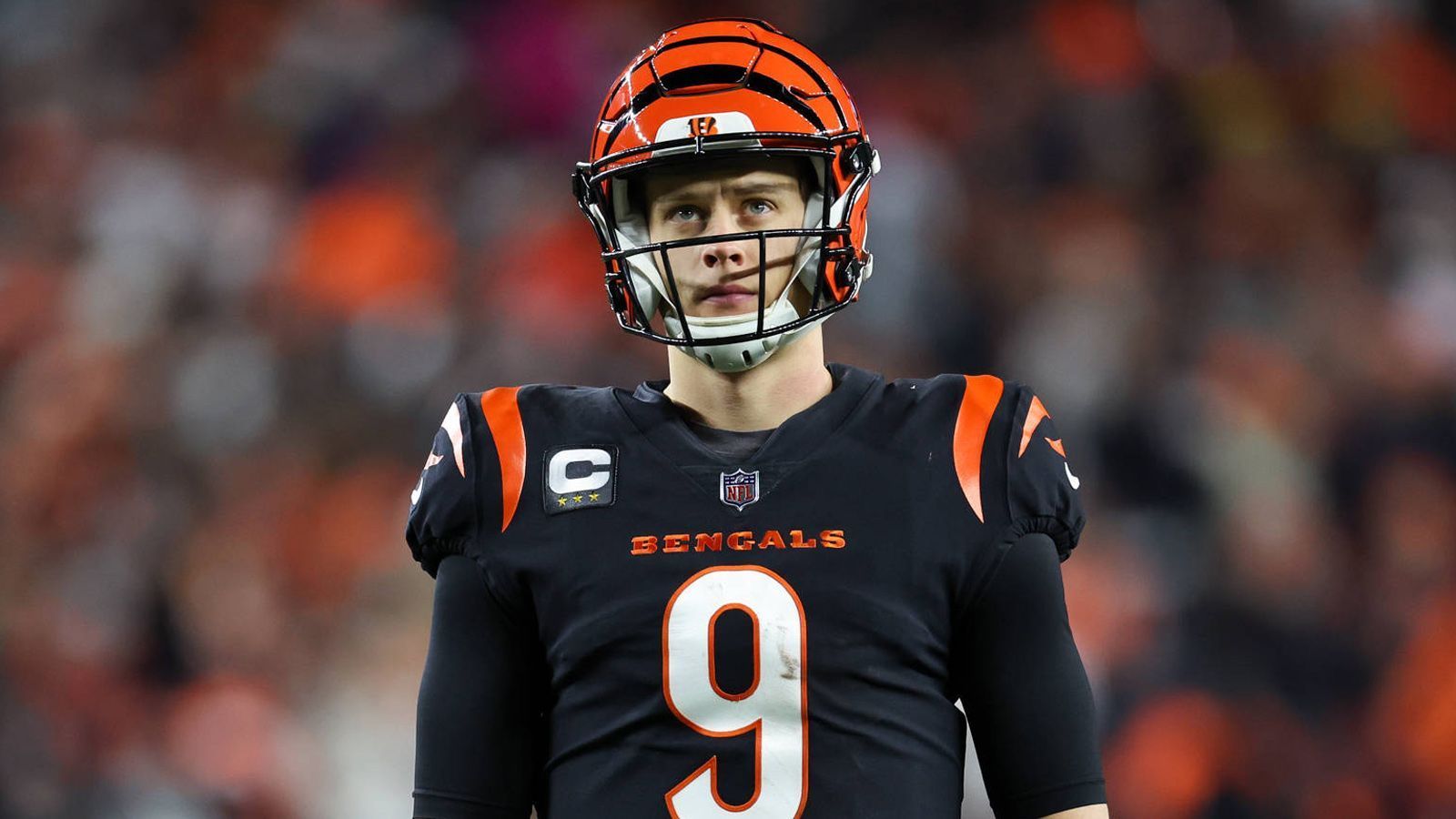 
                <strong>2. Joe Burrow (Cincinnati Bengals)</strong><br>
                Joe Burrow ist die Konstanz in Person. Bei dem 27:10 gegen die Buffalo Bills brachte er 23 seiner 36 Pässe für 242 Yards an den Mann und warf zwei Touchdown-Pässe. Bei dem vorherigen K.o.-Spiel, dem 24:17 gegen die Baltimore Ravens, brachte er exakt genauso viele Pässe an den Empfänger, warf einen Touchdown-Pass und lief einmal selber in die Endzone. Eine Interception unterlief ihm in den diesjährigen Playoffs noch nicht.
              