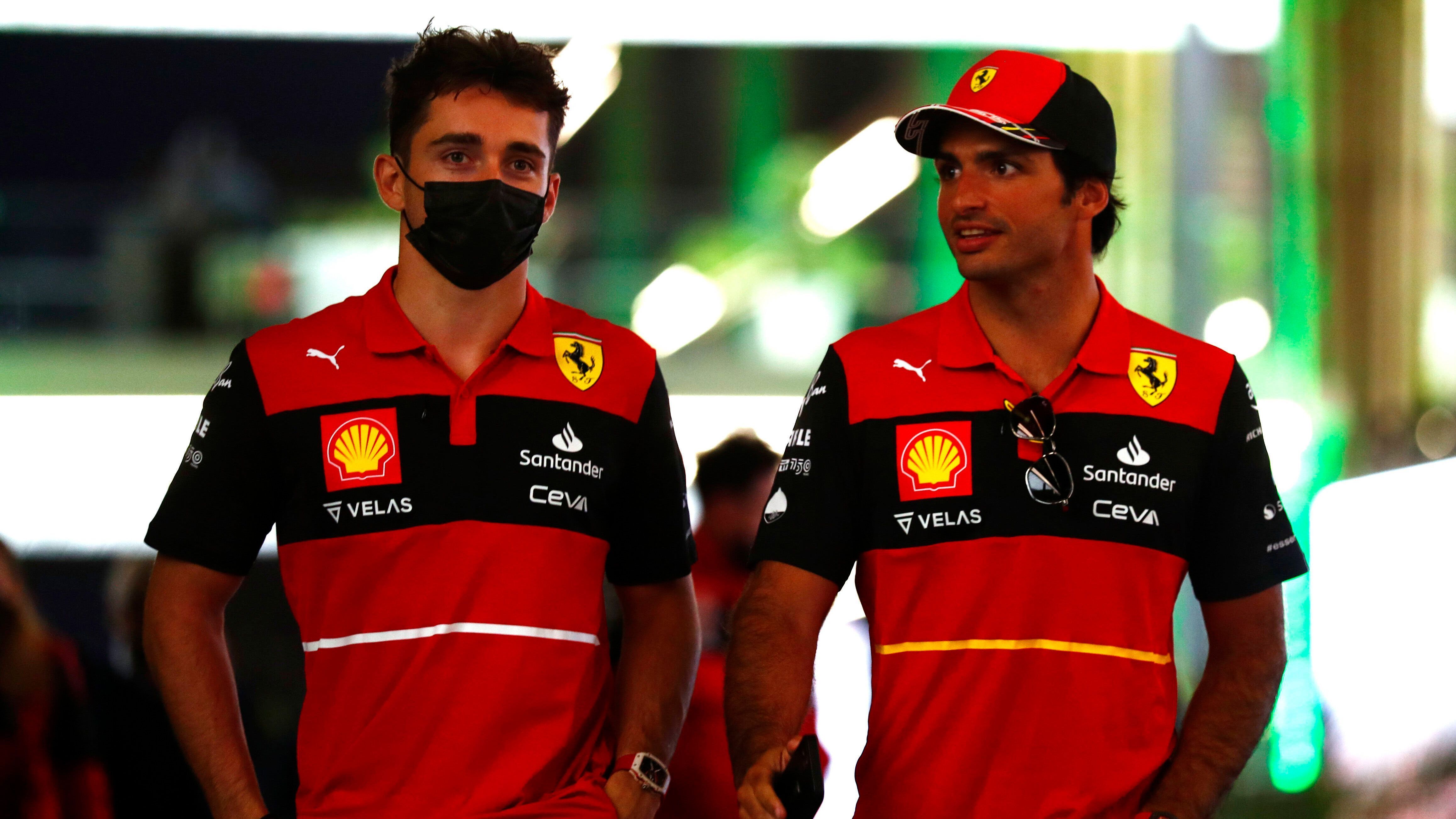 
                <strong>Gewinner: Scuderia Ferrari</strong><br>
                Mit der Scuderia ist dieses Jahr definitiv zu rechnen. In Saudi-Arabien bestätigten Leclerc (li.) und Carlos Sainz Jr. (re.) ihre starke Performance und blieben das ganze Wochenende über auf Tuchfühlung mit den Red Bull. Beide Piloten behielten ihre Startpositionen auch im Rennen bei, wenngleich für Leclerc der zweiten Sieg in Folge schon zum Greifen nah schien. Eine wichtige Erkenntnis nimmt das Team mit nach Australien: In den Kurven funktioniert der Ferrari F1-75 hervorragend, bei der Spitzengeschwindigkeit auf langen Geraden hat das springende Pferd noch Luft nach oben.
              