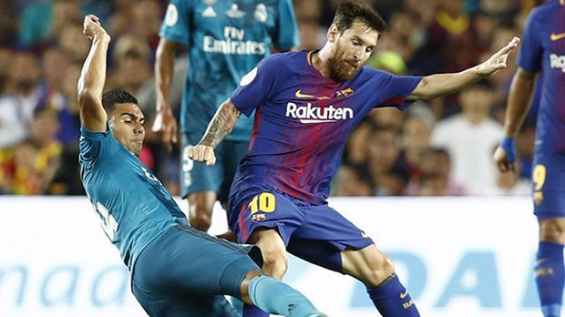 
                <strong>Lionel Messi (FC Barcelona)</strong><br>
                Lionel Messi: Mit seinen unnachahmlichen Soli stellt Messi Reals Defensive immer wieder vor Probleme. Casemiro kann ihn in Halbzeit eins nur mit einem rüden Foul stoppen. In der zweiten Hälfte wird der Superstar dann auch endlich in Strafraumnähe zur Gefahr für Real. Er verwandelt den geschenkten Elfmeter zum 1:1 souverän. ran.de-Note: 2
              