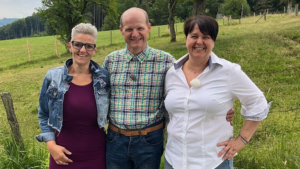 Martin hat zwei Damen zu sich auf den Hof eingeladen. Gemeinsam haben sie sichtlich viel Spaß.