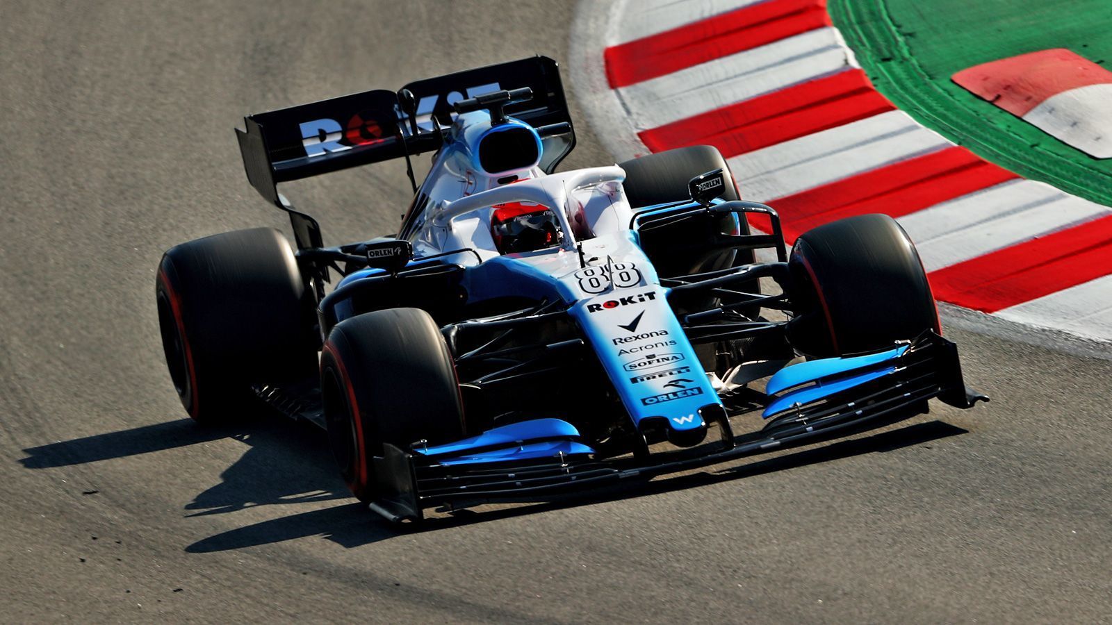 
                <strong>Platz 10: Williams Racing</strong><br>
                Für das Team um Rookie George Russell und Comeback-Mann Robert Kubica hätten die Testfahrten nicht schlechter starten können. Zweieinhalb Tage verlor Williams in der Garage, weil das Auto anfangs noch nicht einsatzfähig war. Als es endlich auf der Strecke zu sehen war, fuhren beide dem Feld deutlich hinterher. Nur 2.639 Kilometer konnte das Team abspulen - im Vergleich mit der Konkurrenz der schlechteste Wert. "Ich weiß vielleicht 20 Prozent von dem, was ich wissen sollte. Acht Jahre nach meinem letzten Rennen so unvorbereitet nach Melbourne zu reisen, das wird schwierig", resümierte Kubica nach dem eingeschränkten Testprogramm. Immerhin: Das Auto sei "fahrbarer", die Reifen "besser zu managen" als im vergangenen Jahr, heißt es von Seiten des Teams.
              