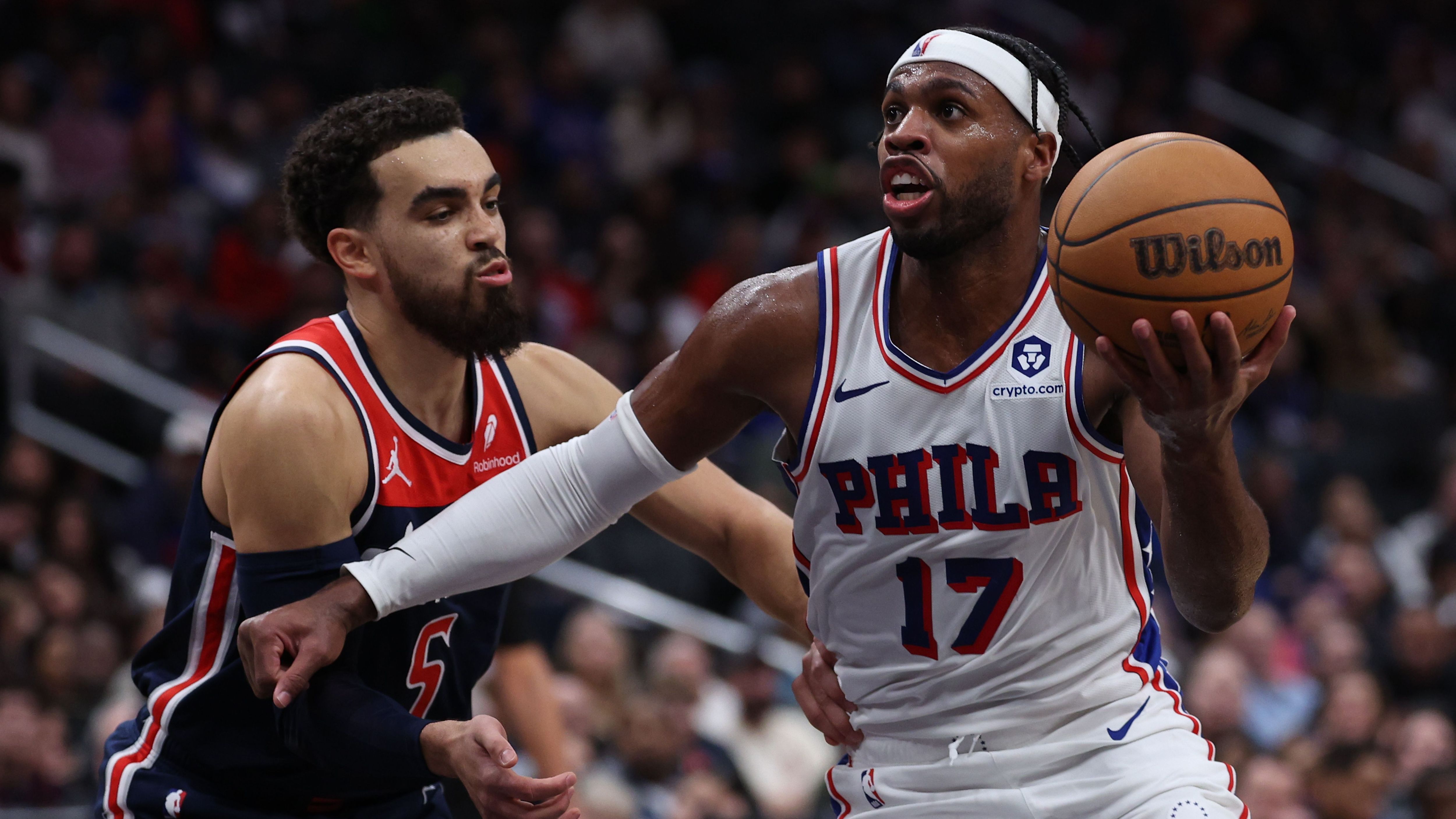 <strong>13. Philadelphia 76ers (zuvor Rang 10, 32:22) </strong><br>Neun Niederlagen in den letzten zwölf Spielen. Das alles natürlich größtenteils ohne Joel Embiid, auf dessen Rückkehr ganz Philly hofft. Vergangene Woche gab es einen herausragenden Erfolg bei den Cavs, die zuvor kaum zu schlagen waren. Was macht Neuzugang Hield? Der trifft den Dreier und scorte bisher immer 20 Punkte oder mehr.