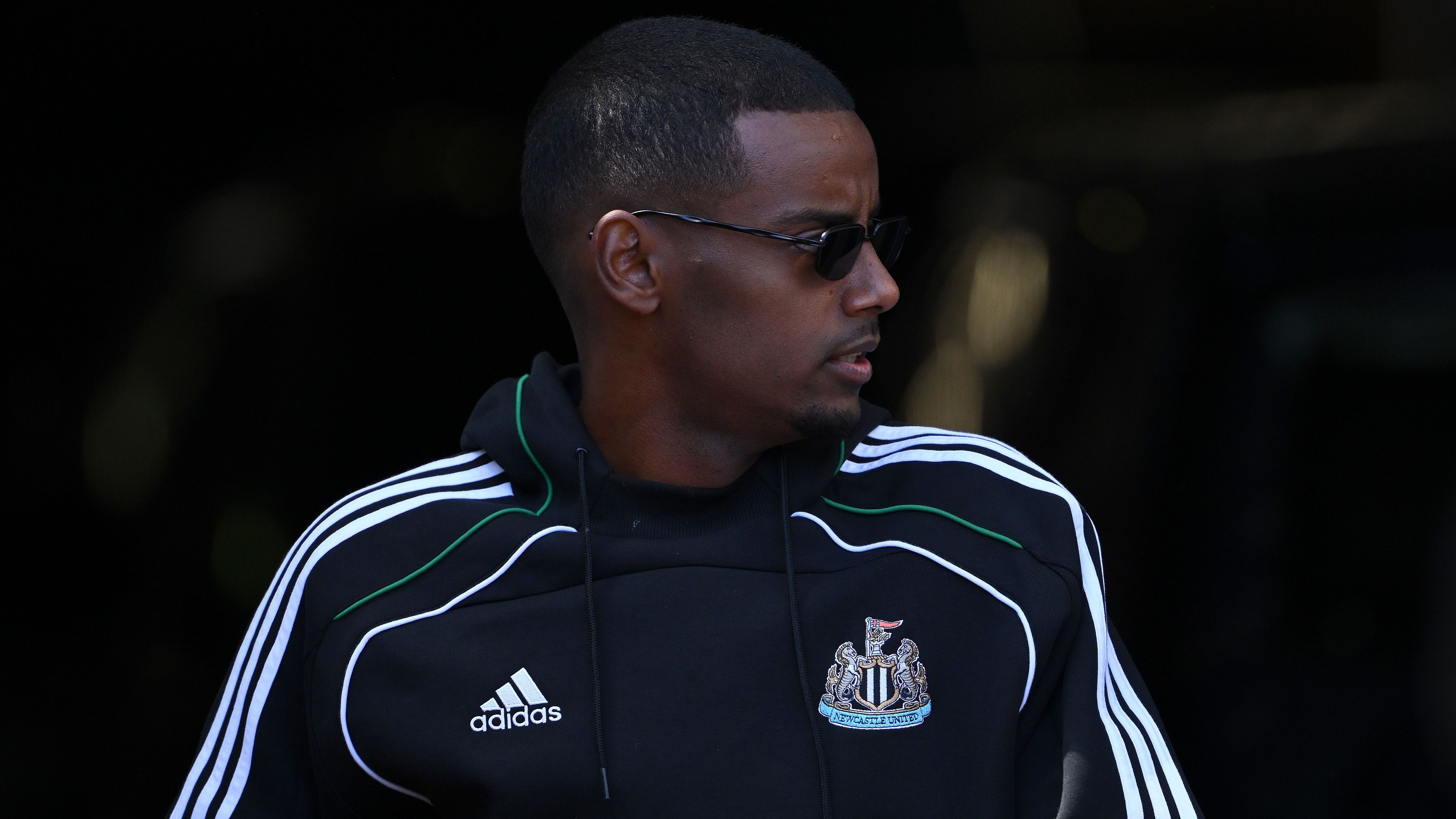 <strong>Alexander Isak (Newcastle United)</strong><br>... den eben erst für Wirtz aufgestellten Transferrekord nochmals übertreffen. Der deutsche Nationalspieler kam für eine Gesamtablöse von bis zu 150 Millionen Euro. Isak, der von den "Magpies" jüngst als unverkäuflich deklariert wurde, wäre noch einmal teurer. Der "Telegraph" schreibt von 175 Millionen Euro, Jacobs geht sogar von über 200 Millionen Euro aus.