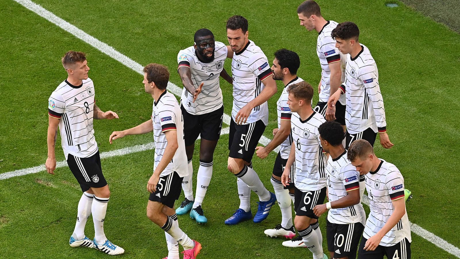 
                <strong>Deutschland und Portugal in der ran-Einzelkritik</strong><br>
                Torspektakel zwischen Deutschland und Portugal beim zweiten Spiel der EM-Vorrunde. Am Ende setzte sich das deutsche Team mit 4:2 gegen die Portugiesen durch. ran.de hat die Noten für alle Spieler. 
              