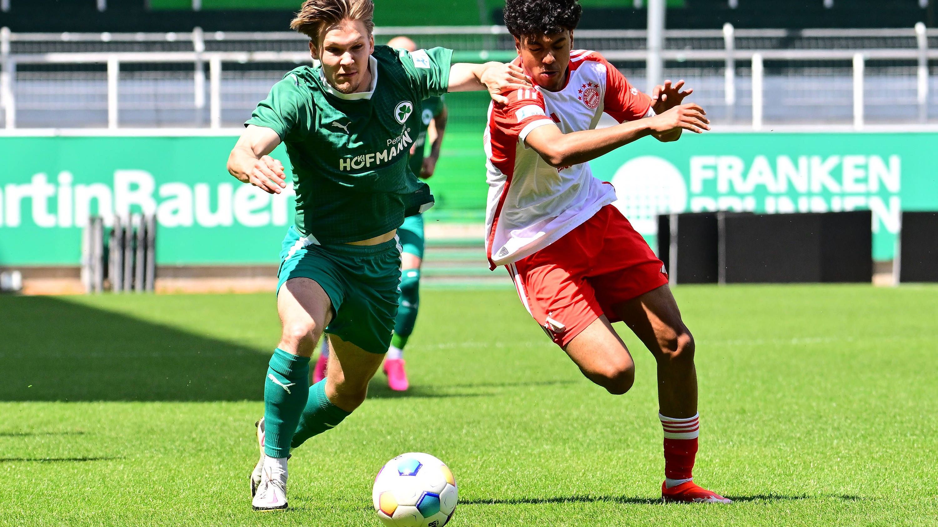 <strong>Adam Aznou</strong><br>Je nachdem, wohin die Reise mit Alphonso Davies geht, winkt ihm vielleicht in den kommenden ein, zwei Jahren die eine oder andere Chance. Aznou ist ein sehr spielintelligenter Außenverteidiger, kann offensiv mit Dribblings und Tempoläufen helfen und ist defensiv solide – wenngleich hier noch viel Luft nach oben ist.
