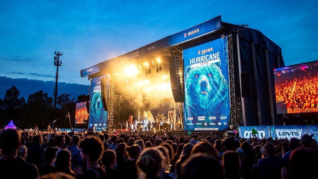 Hier kommt ein musikalisches Feuerwerk auf euch zu! Wir verraten euch das Line-Up für das Hurricane Festival 2024 in Scheeßel am Eichenring.