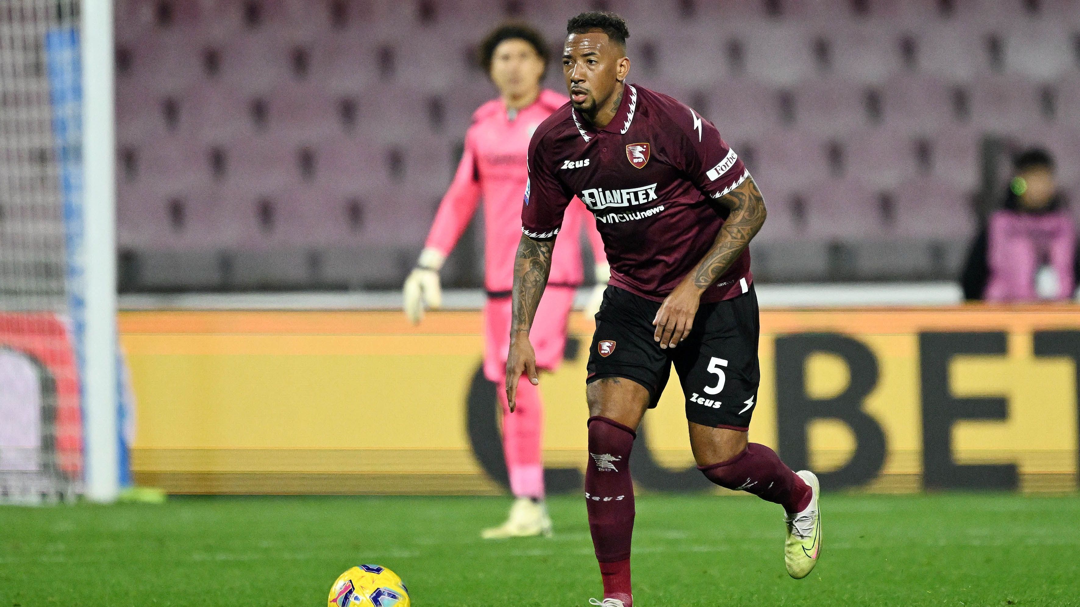 <strong>US Salernitana (Italien)</strong><br>Nach der 0:3-Pleite am 34. Spieltag bei Frosinone Calcio stand US Salernitana um Jerome Boateng schon vorzeitig als Absteiger aus Italiens Serie A fest. Der 35-Jährige konnte nach seinem Wechsel zum Klub aus Salerno ohnehin nur selten aktiv eingreifen. Er kam bis zur Abstiegsentscheidung lediglich zu 238 Einsatzminuten und konnte mit seinem neuen Team nicht ein Spiel gewinnen.