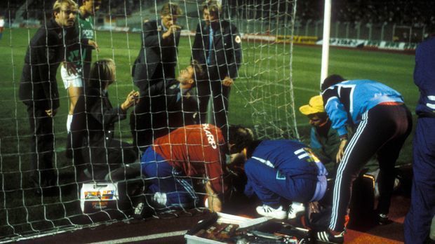 
                <strong>Drama</strong><br>
                Eine sehr traurige Geschichte schrieb das Derby 1989. HSV-Verteidiger Ditmar Jakobs rutschte bei einem Rettungsversuch ins eigene Tor, dabei bohrte sich ein Karabinerhaken der Netzverankerung in seinen Rücken. Erst nach langen 20 Minuten konnte der Nationalspieler befreit werden. Es war sein letztes Spiel, aufgrund der Verletzung musste Jakobs anschließend seine Karriere beenden.
              