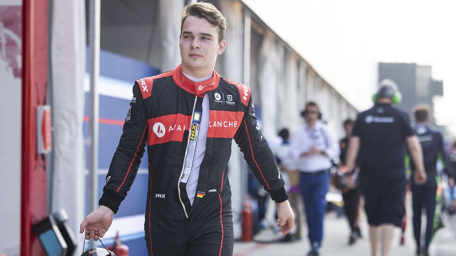 
                <strong>David Beckmann (Andretti) </strong><br>
                ... David Beckmann. Bei seinem Formel-E-Debüt blieb der 23-Jährige zwar punktlos, zeigte sich dennoch begeistert über die Möglichkeit: "Ich glaube, ich habe an diesem Wochenende viel gelernt und mich immer wieder verbessern können. Noch einmal danke an Andretti für die Gelegenheit. Es war toll, ein Formel-E-Wochenende mit ihnen zu erleben. Jake Dennis (sein Teamkollege; Anm. d. Red.) hat ein großartiges Rennen absolviert. Ich freue mich sehr für das Team und das, was es hier in Jakarta erreicht hat." Beim kommenden Rennen in Portland soll Lotterer seinen Platz im Maserati-Cockpit dann wieder übernehmen.
              