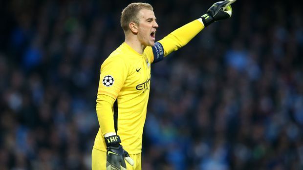 
                <strong>Joe Hart (Manchester City)</strong><br>
                Joe Hart (Manchester City): "Er ist der beste Torhüter", begründet De Bruyne seine Entscheidung für Englands Nummer 1 in seinem "five-a-side"-Team.
              