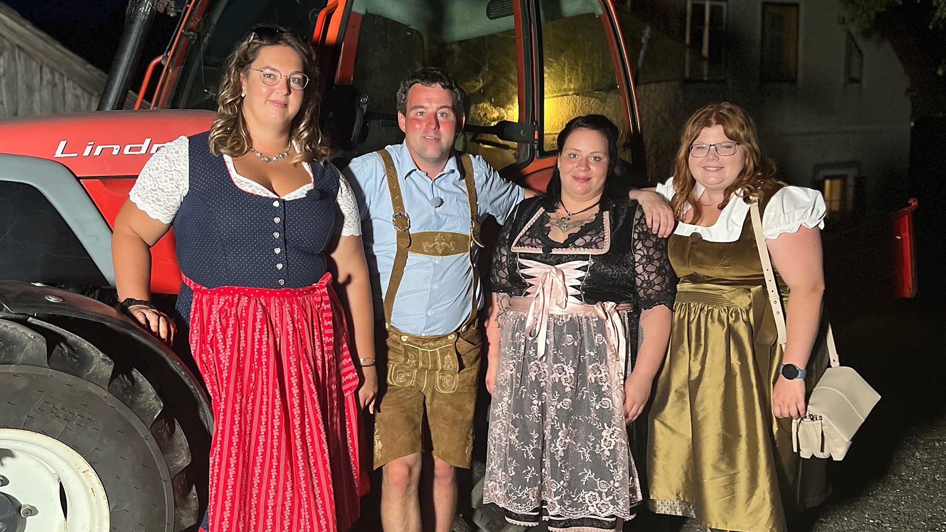 Drei fesche Damen im Dirndl. Seppi ist der Hahn im Korb.