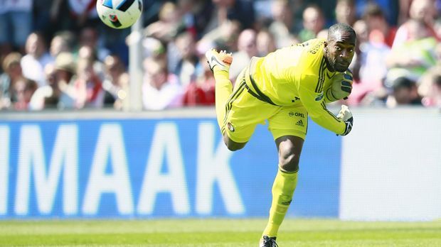 
                <strong>Kenneth Vermeer (Feyenoord Rotterdam)</strong><br>
                Der langjährige Feyenoord-Stammkeeper Kenneth Vermeer muss seinen ersten Champions-League-Auftritt der Saison 2017/18 noch etwas aufschieben. Denn der 31-Jährige fällt wegen einer schwierigen Handverletzung aus. Bereits in der zurückliegenden Spielzeit fehlte Vermeer fast durchgehend wegen einer langwierigen Achillessehnen-Verletzung. Er wird aber in der Regel sehr zuverlässig vom Australier Brad Jones vertreten. Mit und dank des 35-Jährigen holte Feyernoord Rotterdam zuletzt den ersten Meistertitel in den Niederlanden seit 1999.
              