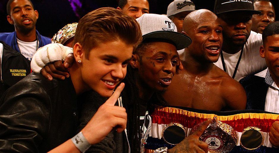 
                <strong>Wer begleitet den Einmarsch?</strong><br>
                Schon bei seinen letzten Boxkämpfen hatte Mayweather immer wieder Prominente an seiner Seite, so wie hier Justin Bieber und den Rapper Lil Wayne, der Mayweathers Einmarsch musikalisch begleitet. Bei Pop-Star Bieber gibt es Gerüchte um einen Streit mit Mayweather, weswegen seine Teilnahme am Einmarsch unwahrscheinlich ist (4:1 bei den Buchmachern). Bei Lil Wayne zählt jedoch nicht, ob er beim Einmarsch dabei ist, sondern, ob er dabei mit nacktem Oberkörper hereinkommt. Auch darauf kann man wetten.
              