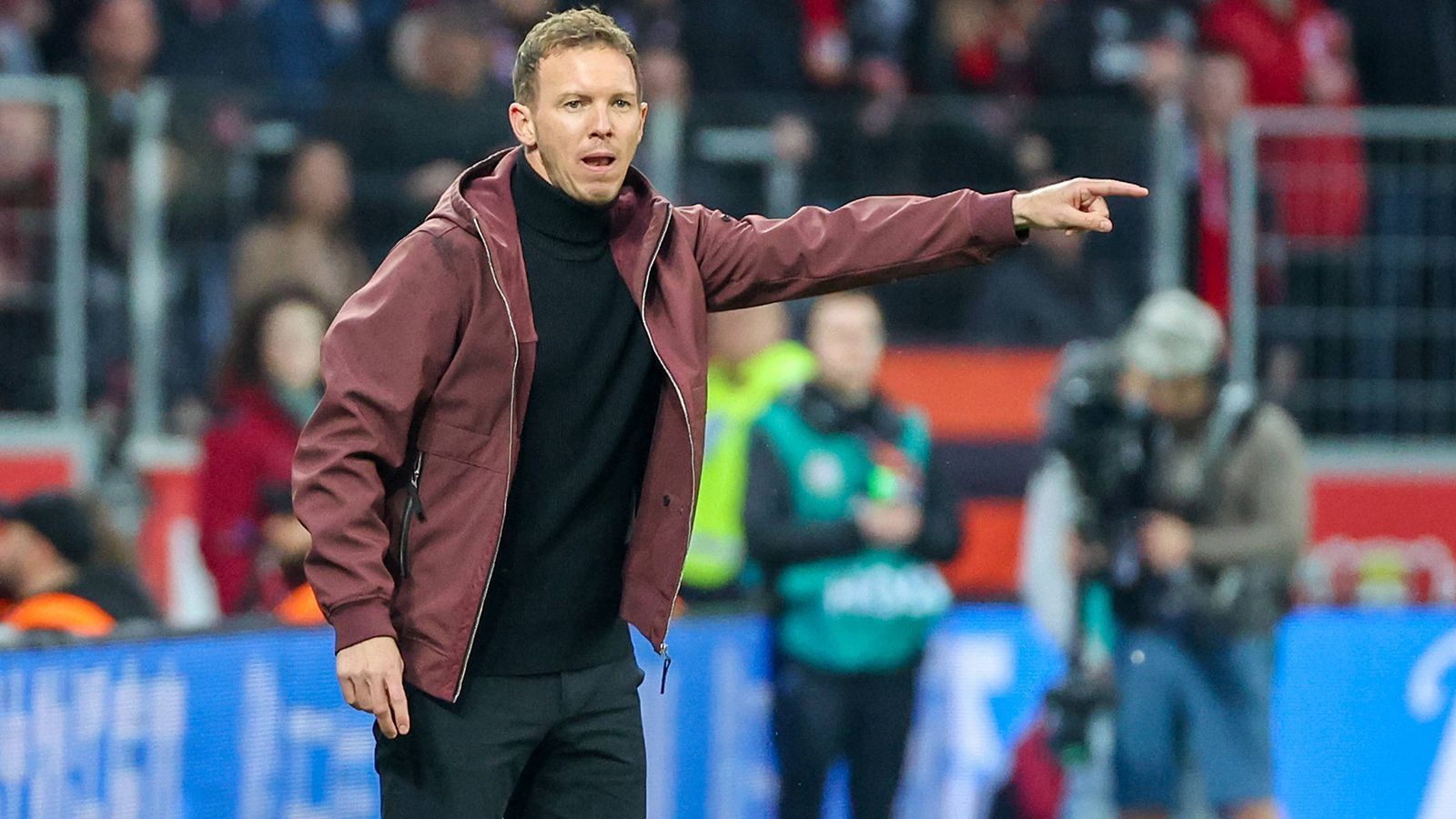 
                <strong>Causa Julian Nagelsmann</strong><br>
                Julian Nagelsmann ist nicht mehr Trainer des FC Bayern München. Der 35-Jährige wurde allerdings nicht entlassen, sondern freigestellt. Bei einer Entlassung müsste der Klub Nagelsmann eine Abfindung zahlen. Aufgrund seiner Ablösesumme, die die Münchener für ihn zahlten, und des noch bis zum Sommer 2026 laufenden Vertrags wäre diese aber wohl ziemlich hoch. Berichten zufolge soll Nagelsmann beim FCB zwischen acht und neun Millionen Euro verdient haben - ihm stünden demnach noch rund 25 Millionen Euro zu. Wie hoch eine mögliche Abfindung ausfällt, ist unklar. Was jedoch bekannt ist: Ihm steht im Falle einer Entlassung eine "exorbitant hohe" Abfindung zu. Das sagt laut "Kicker" eine Klausel in Nagelsmanns Vertrag. Nun aber zur Top 10 der höchsten bekannten Abfindungen...
              